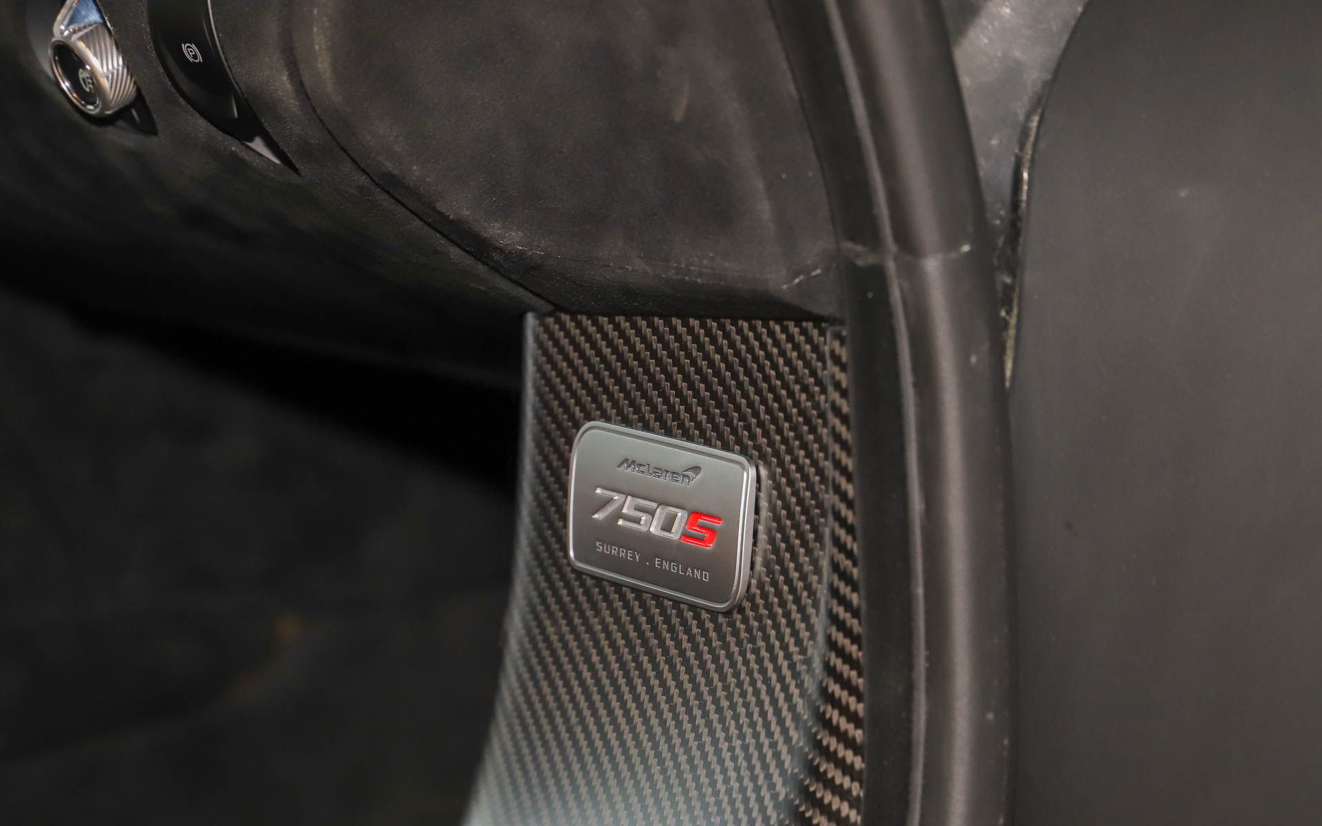 ドライバー重視に仕立てられたインテリア。カーボンファイバー製シェルのレーシングシートを採用する。インテリアテーマは「テックラックス」「パフォーマンス」の2種類が用意され、総ナッパレザーかアルカンターラとナッパレザーの組み合わせかを選択できる