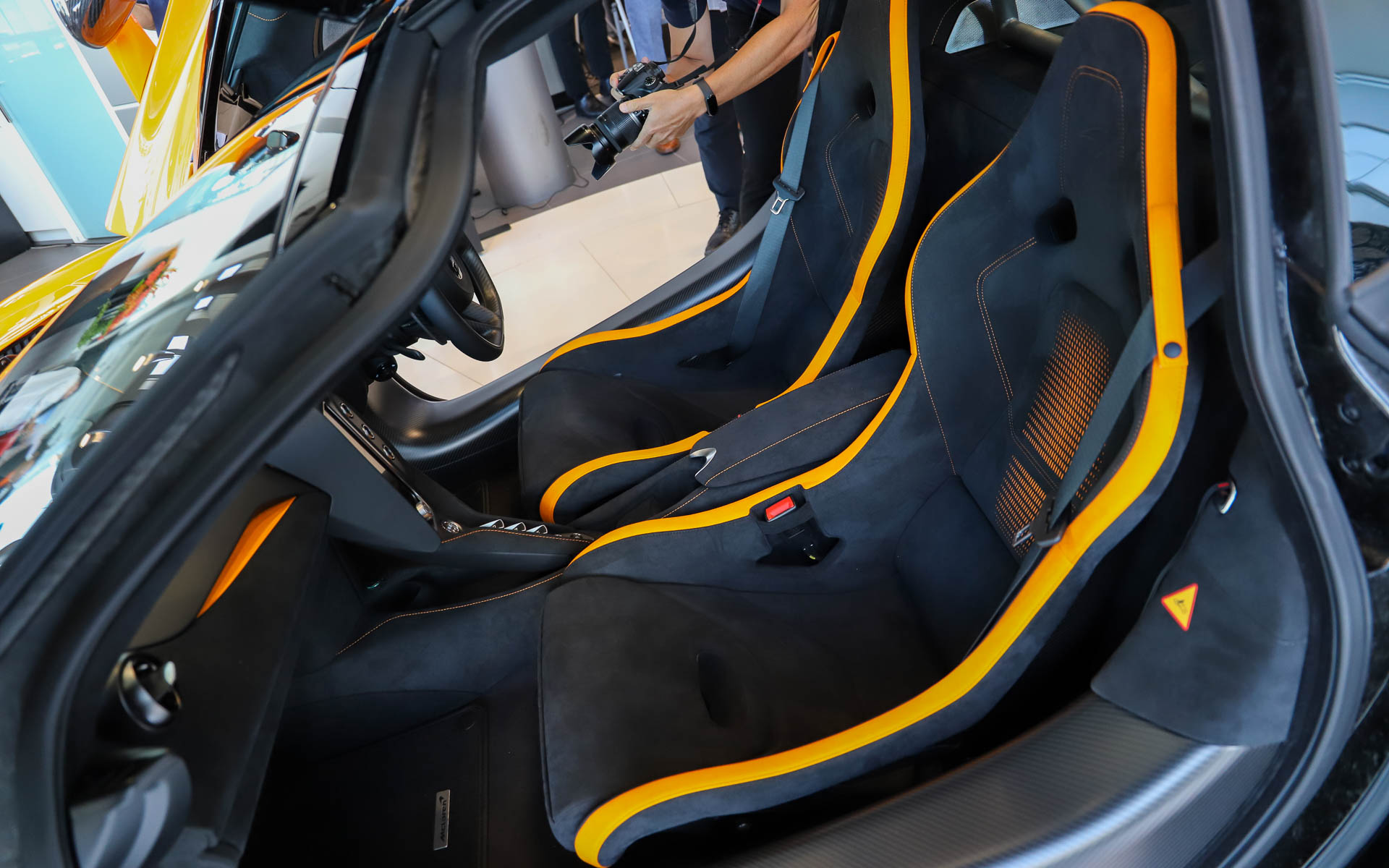 ドライバー重視に仕立てられたインテリア。カーボンファイバー製シェルのレーシングシートを採用する。インテリアテーマは「テックラックス」「パフォーマンス」の2種類が用意され、総ナッパレザーかアルカンターラとナッパレザーの組み合わせかを選択できる