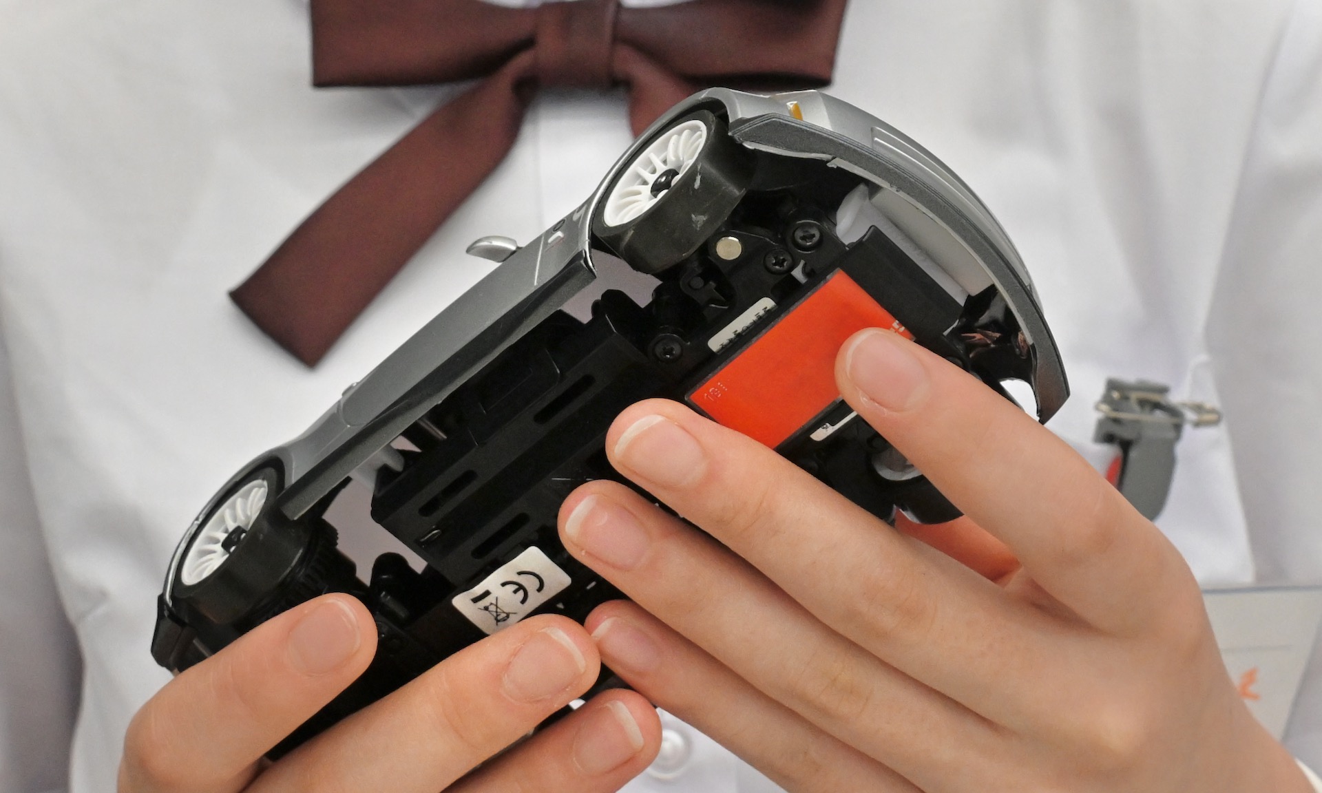 合宿に参加した雲雀丘学園の茂永幸季さん。ラジコンカータイヤ製作プロジェクトで実際に成分を調整しながらタイヤを製作。最終日のラジコンレースに向けて自信をみせた