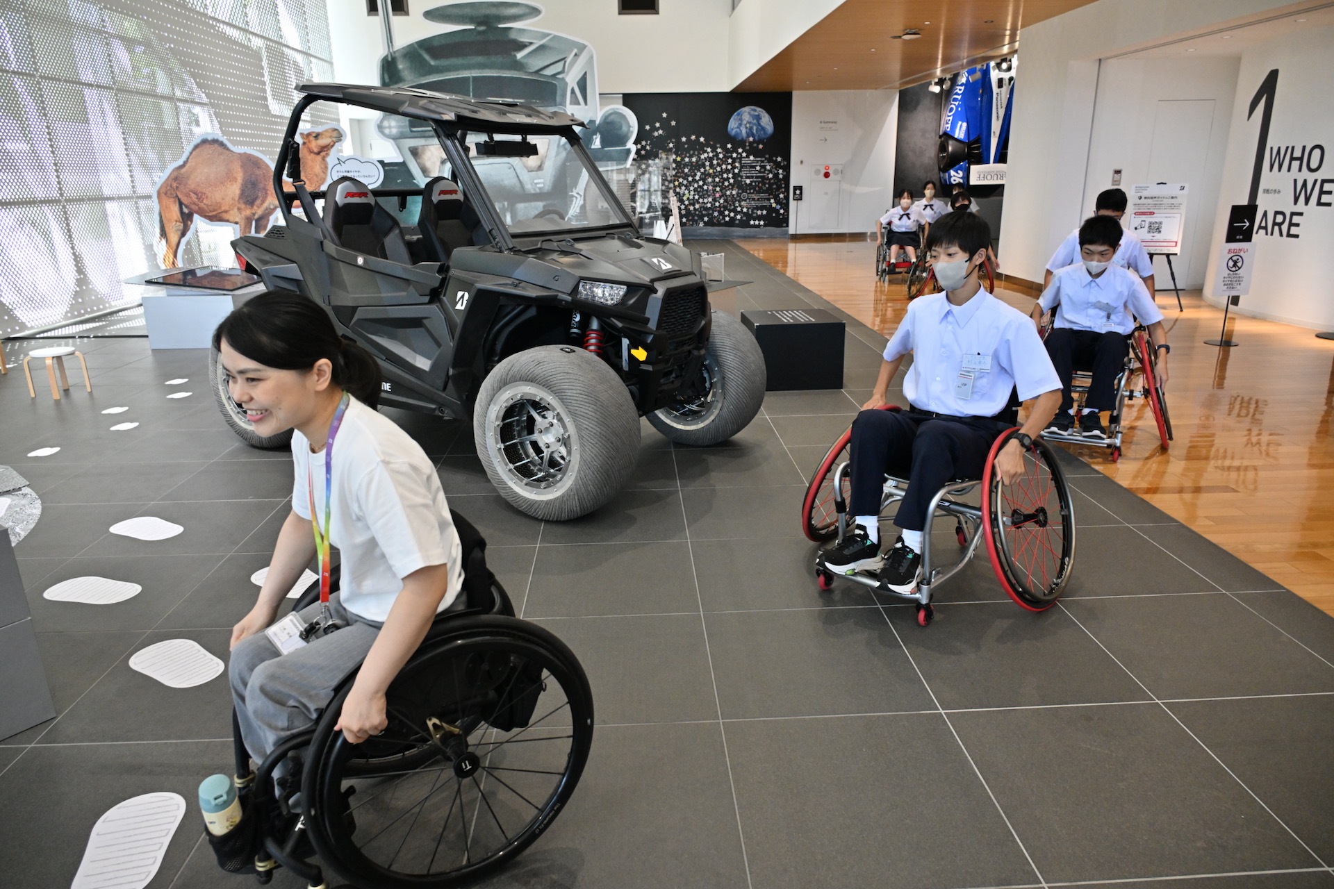 実際に一般用と競技用の車いすに乗って走行