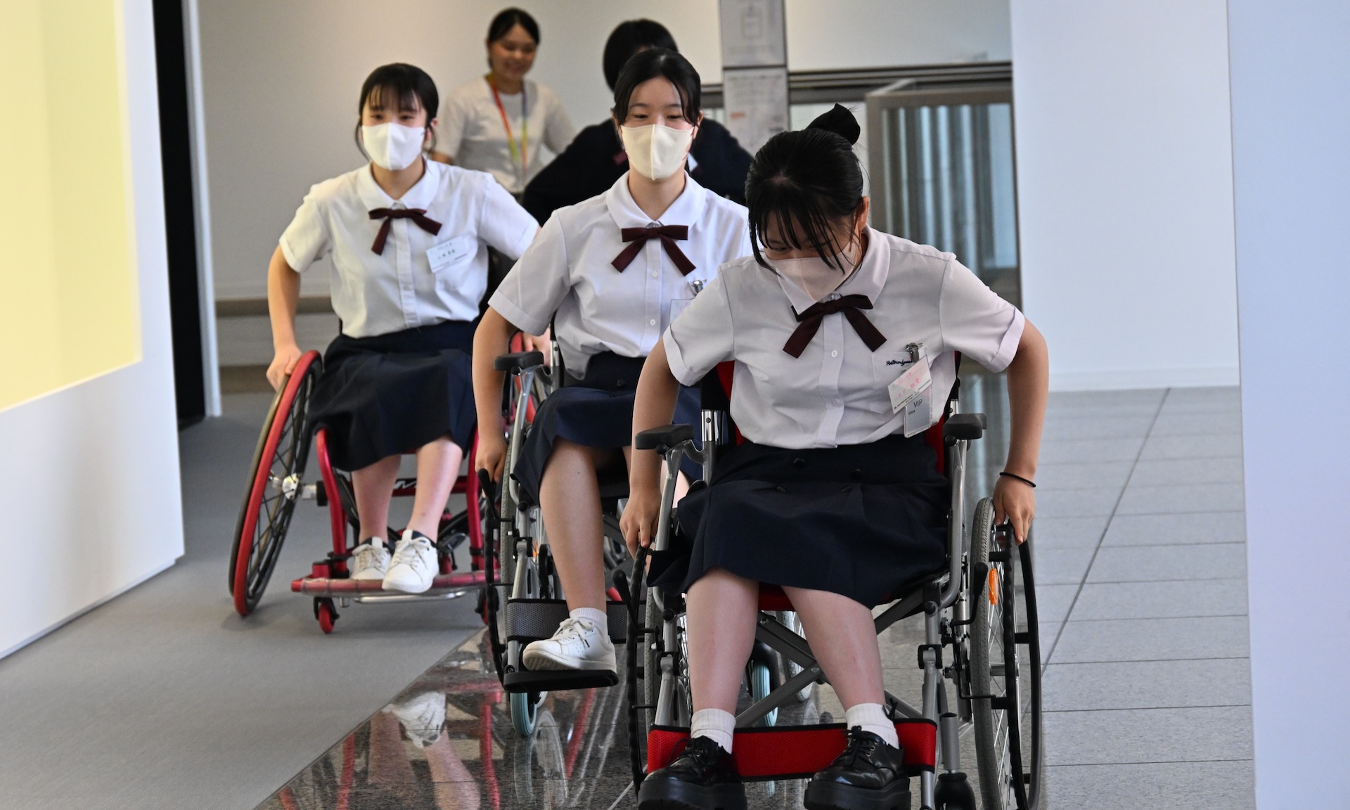 実際に一般用と競技用の車いすに乗って走行