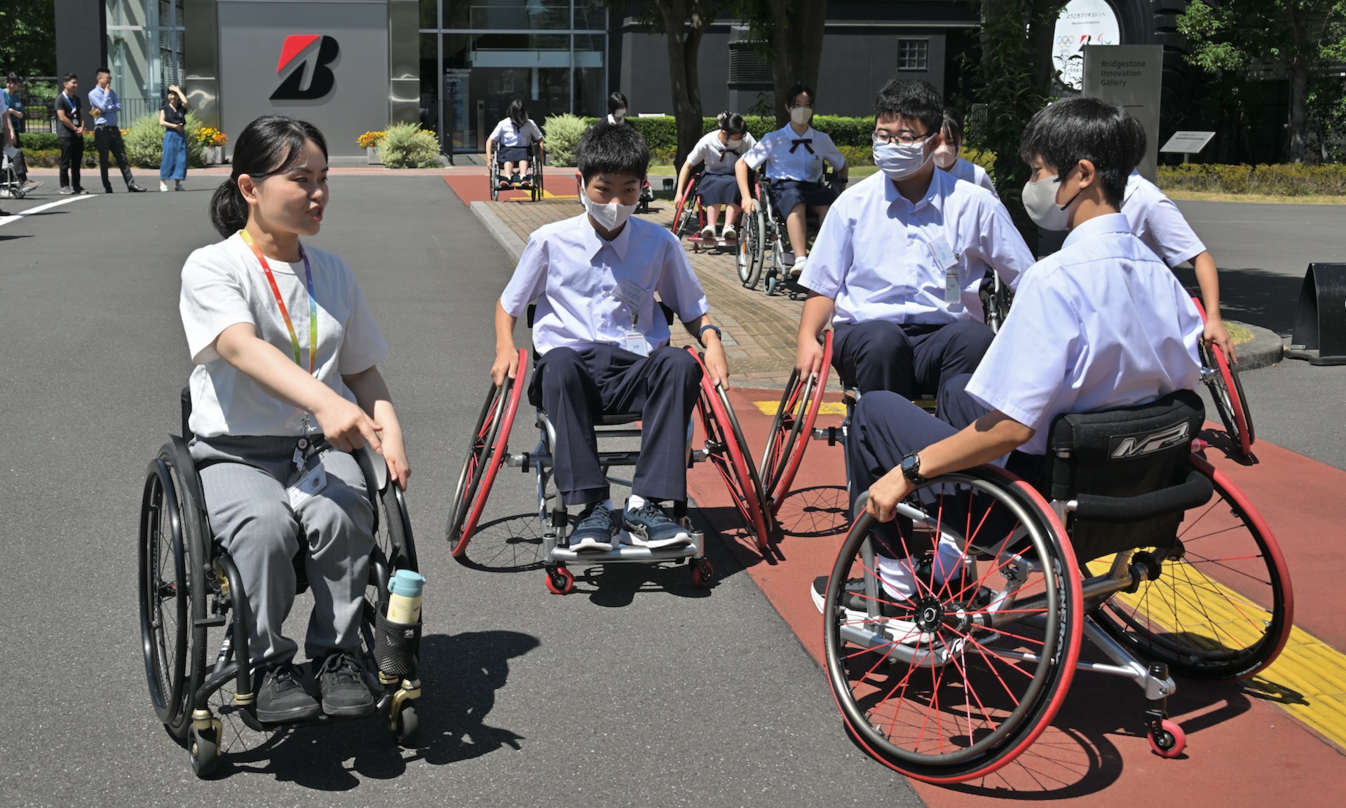 実際に一般用と競技用の車いすに乗って走行
