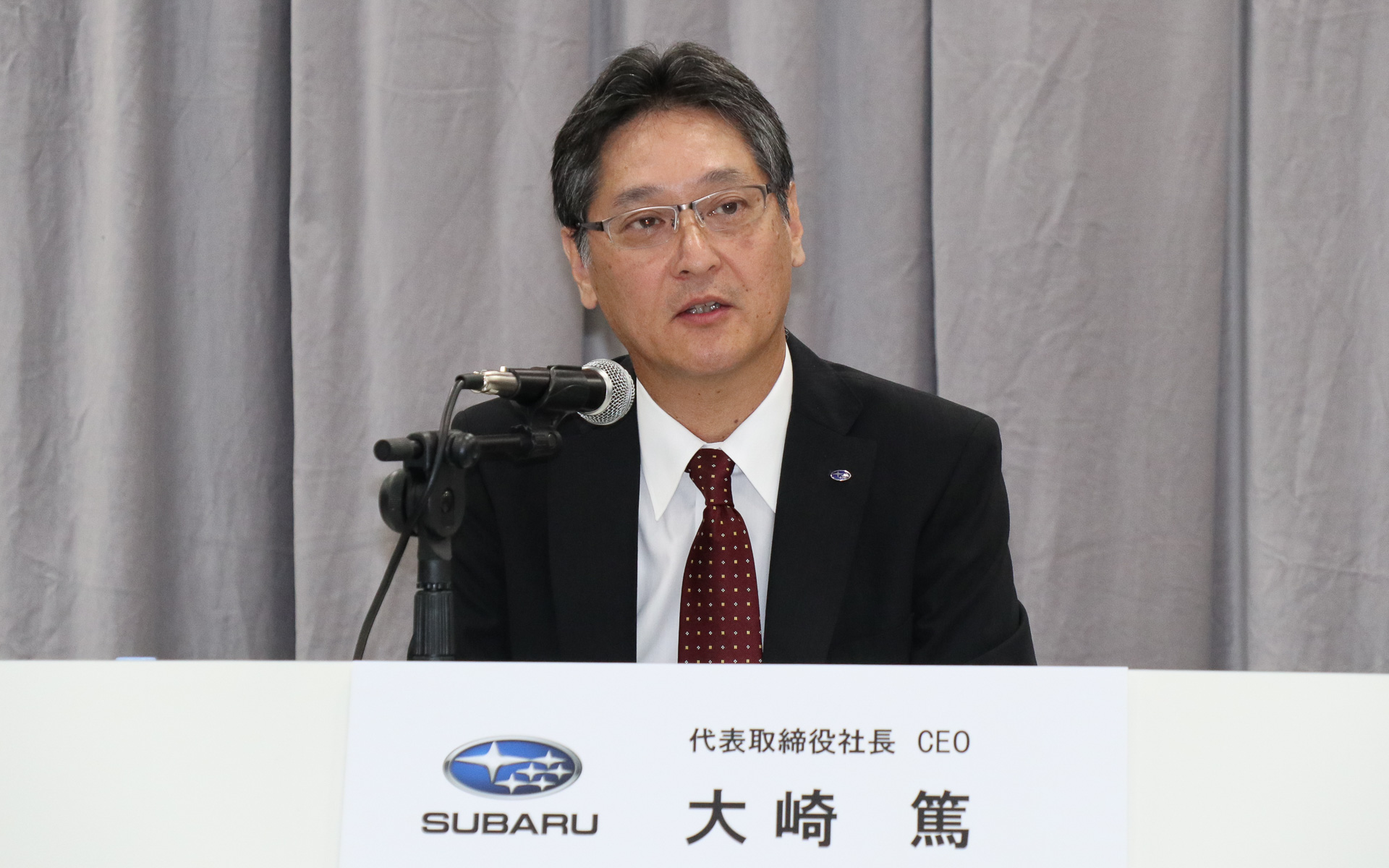 質疑応答で回答する大崎氏