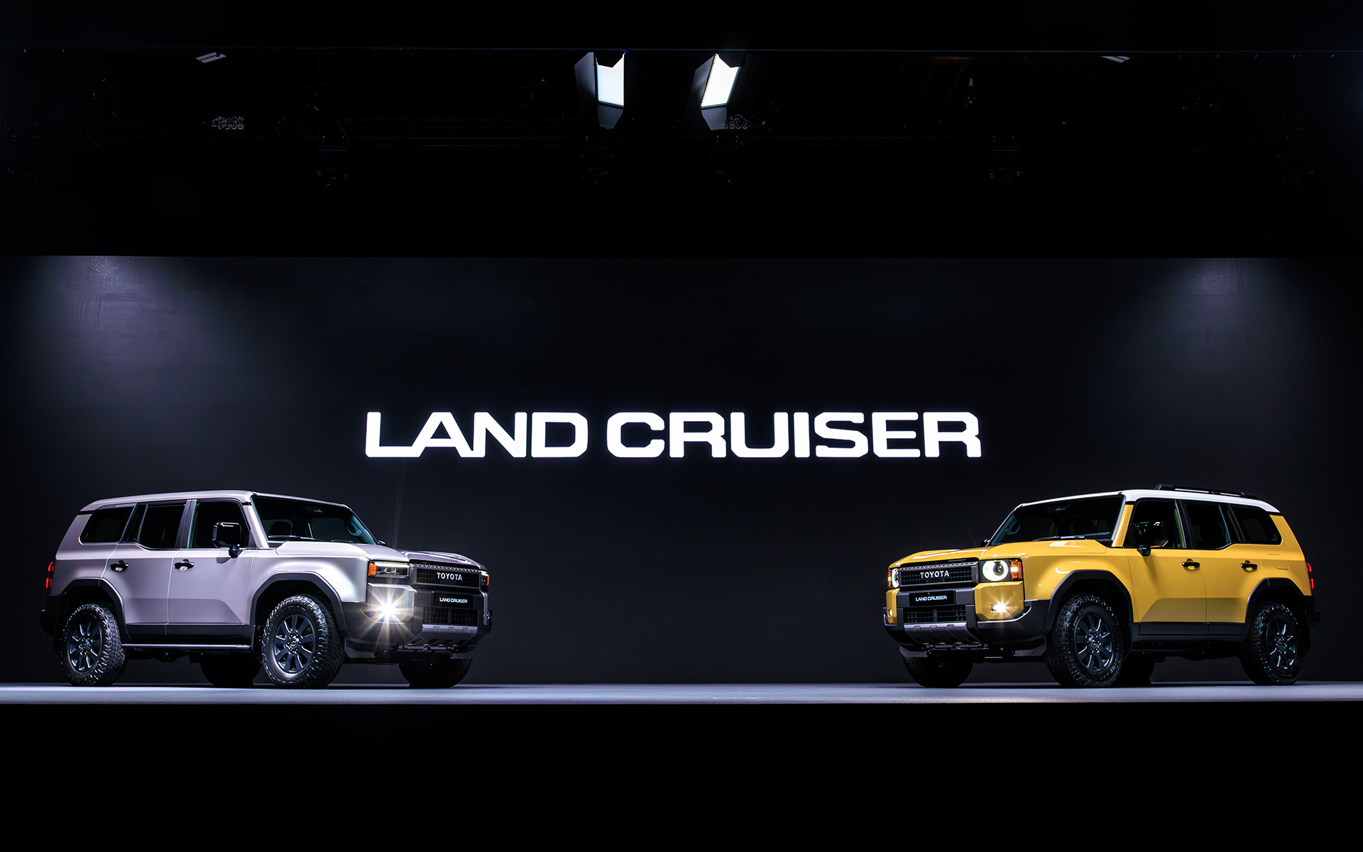 2つの顔を持つ新型ランドクルーザー“250”。どちらも左ハンドルの海外仕様車