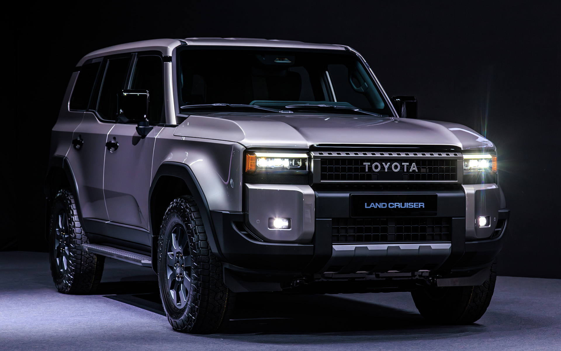 角形のヘッドライトを装着したモデル。サイドステップも装備