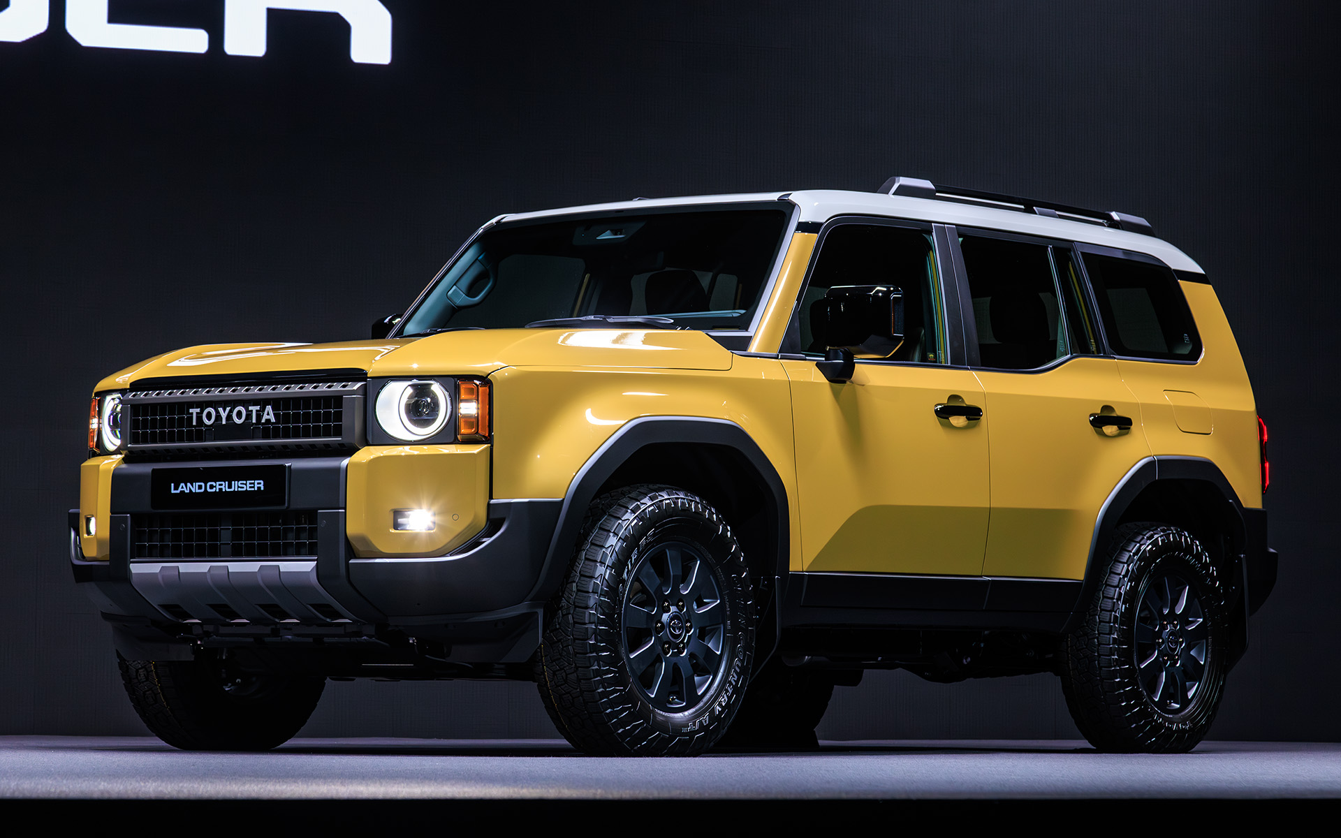 丸形のヘッドライトを装着したモデル。サイドステップは非装備でルーフレールを装備とアウトドア志向が強い雰囲気