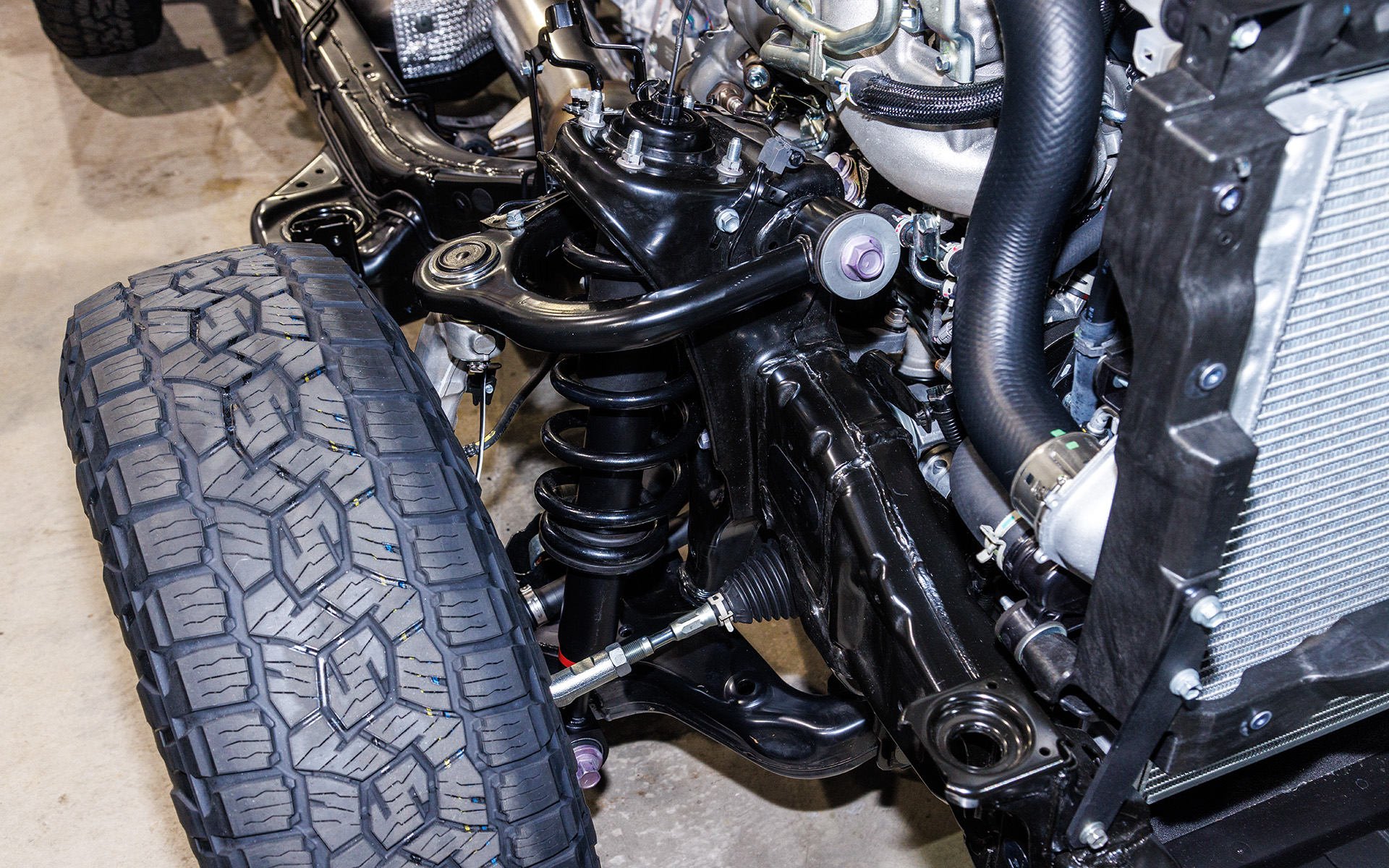 フロントサスペンションは高い位置にアッパーアームを配置したハイマウント・ダブルウイッシュボーン式