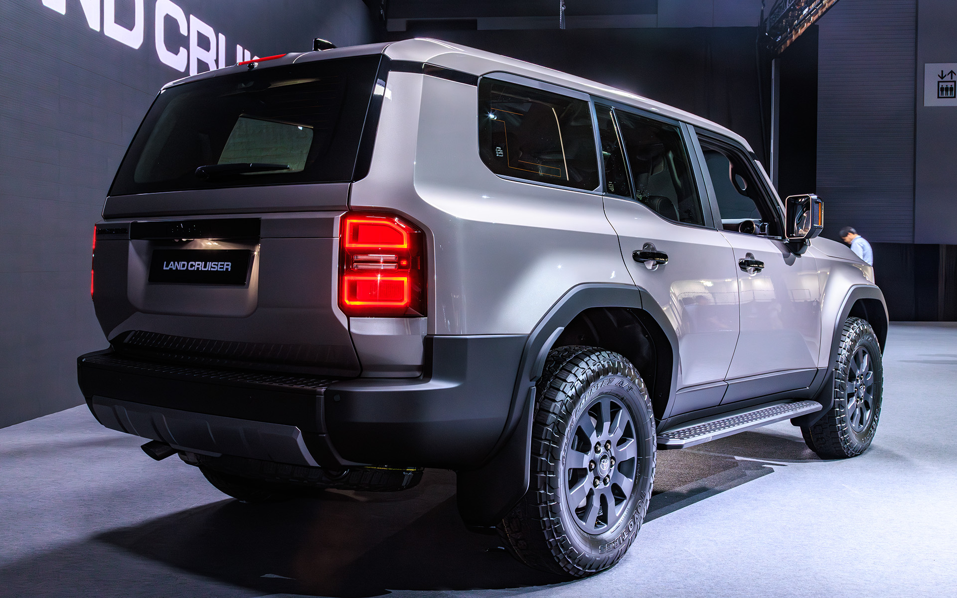 ボディサイズはランドクルーザー“300”シリーズ並みの4925×1980×1870mm（全長×全幅×全高）。バンパー形状により対地障害角を確保するほか、ドア下部をそぎ落とすことによってボディサイドへの干渉も低減する。フォグランプ横の樹脂部分のインテークは実際に穴が空いており、タイヤ面に空気を流すことで整流効果を狙ったもの。実際、大きくフロントウインドウも立ったフォルムながら従来型より空力性能はよいという