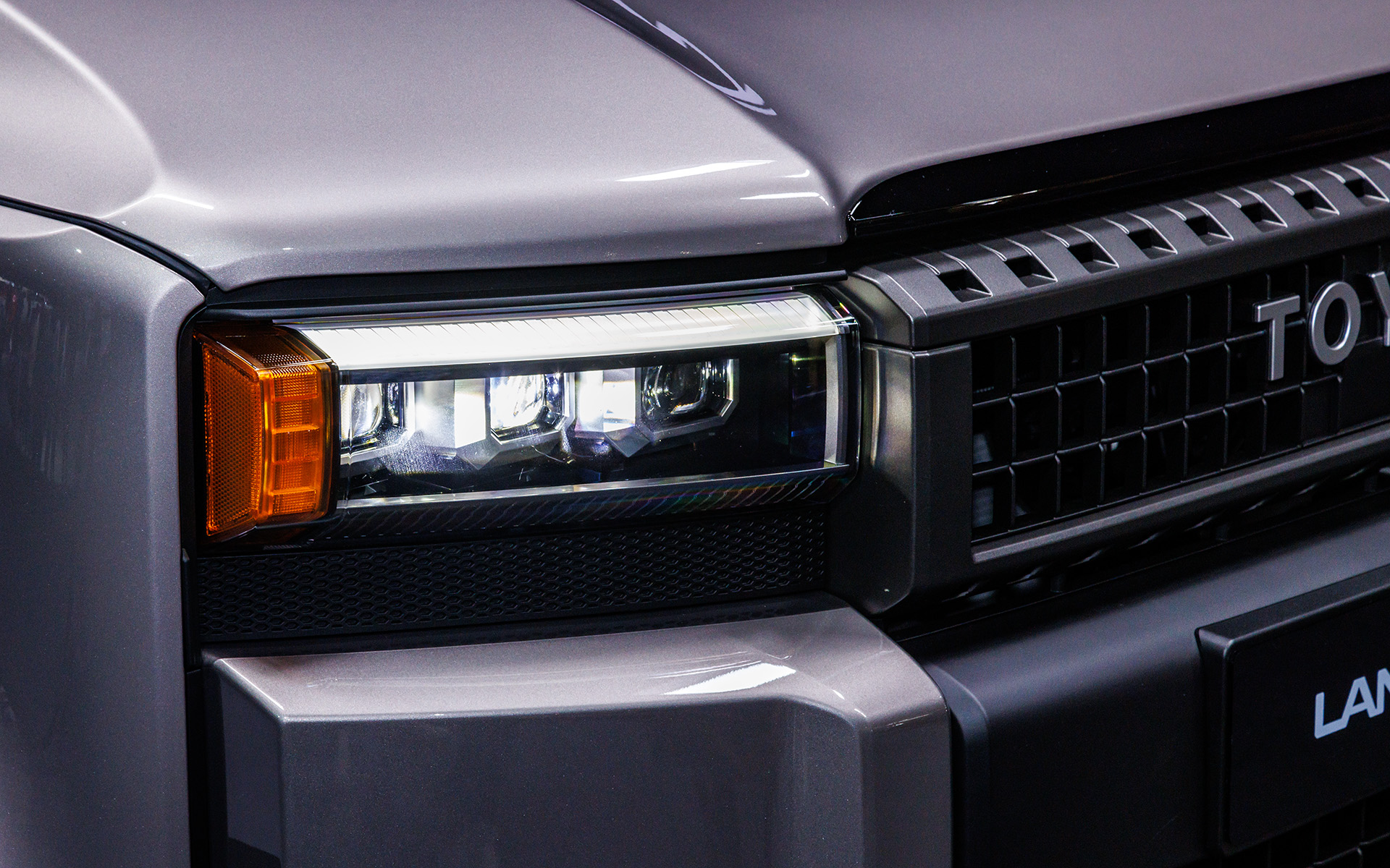 LED3眼PES式ヘッドライト。同様の形状でLED3灯リフレクター式も用意