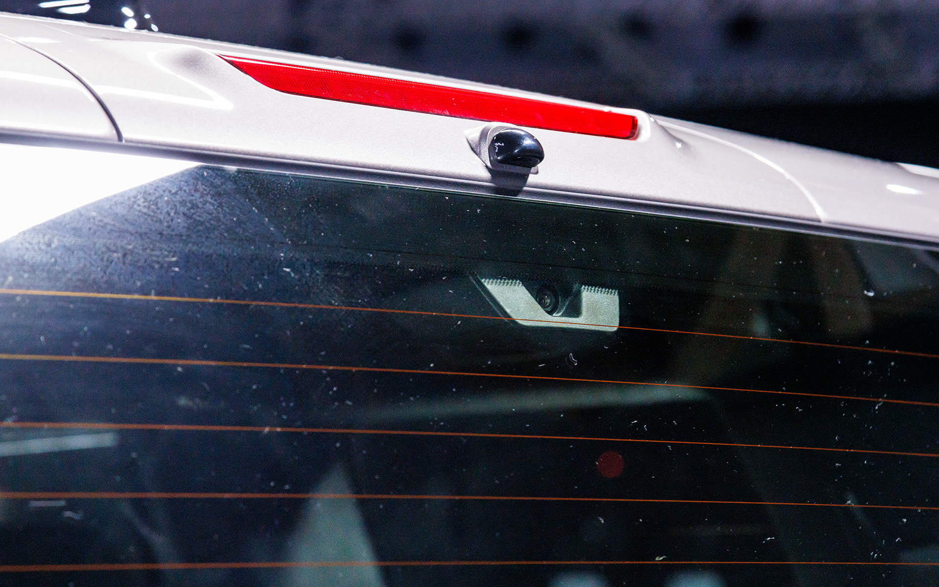 リアウィンドウ上部にもカメラを配置。デジタルインナーミラー用ではないため何らかの安全装備用と思われる