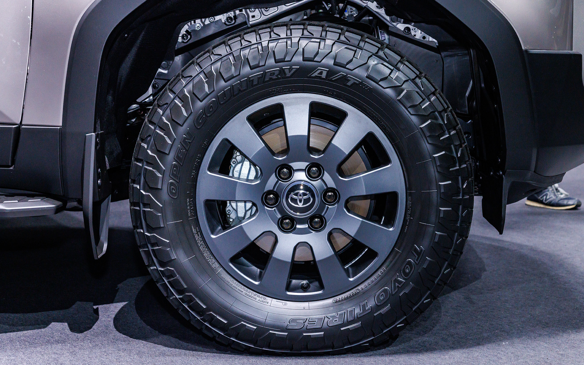 ホイールサイズは18インチ。撮影車両のタイヤはトーヨータイヤ「オープンカントリー A/T」でサイズは265/70R18