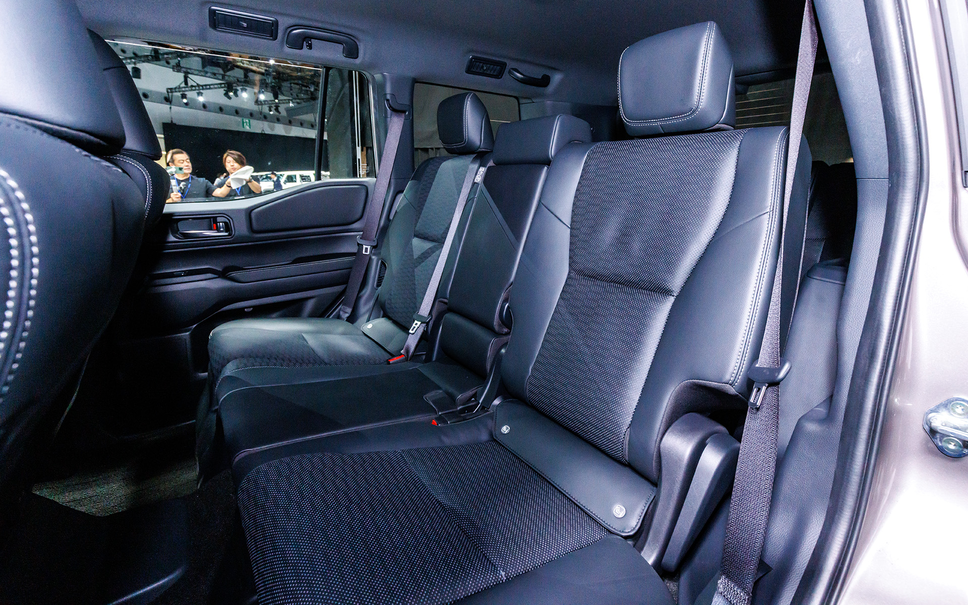 セカンドシートはベンチタイプの3人がけ。前後スライド機構はない