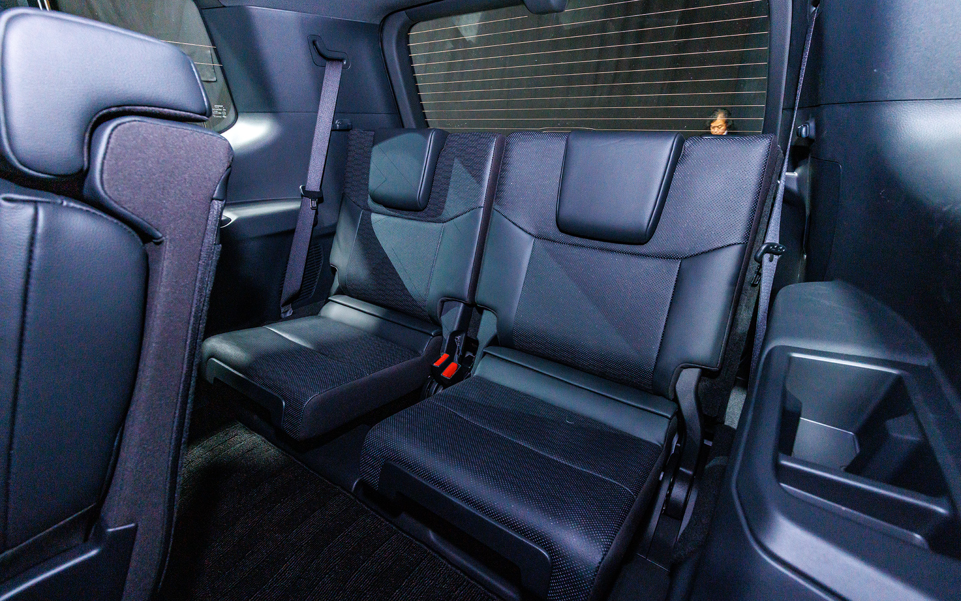 3列目は2名がけ