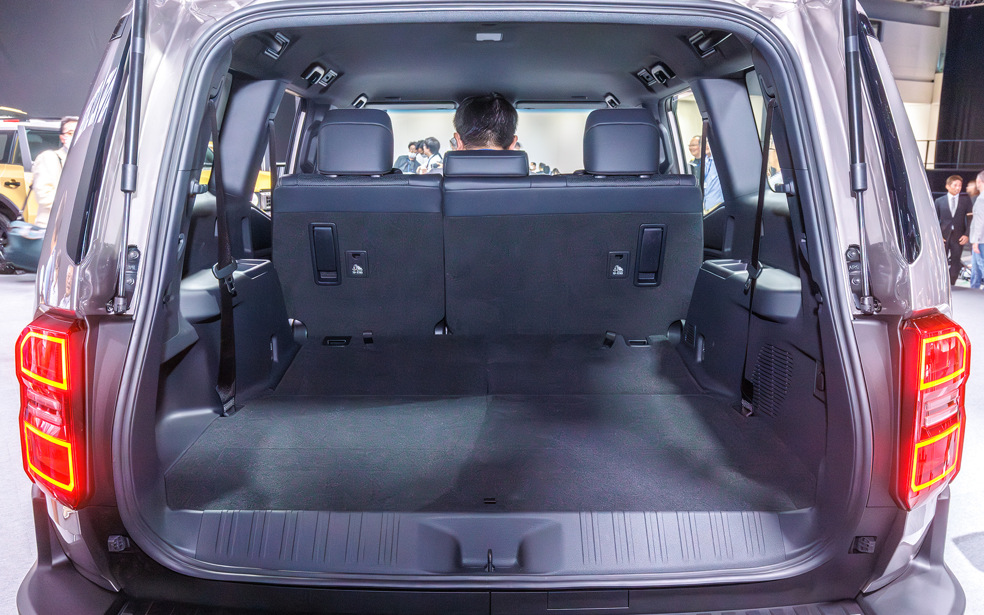 3列目は前倒しして収納。床面はフラットだがリア開口部より少し上になる