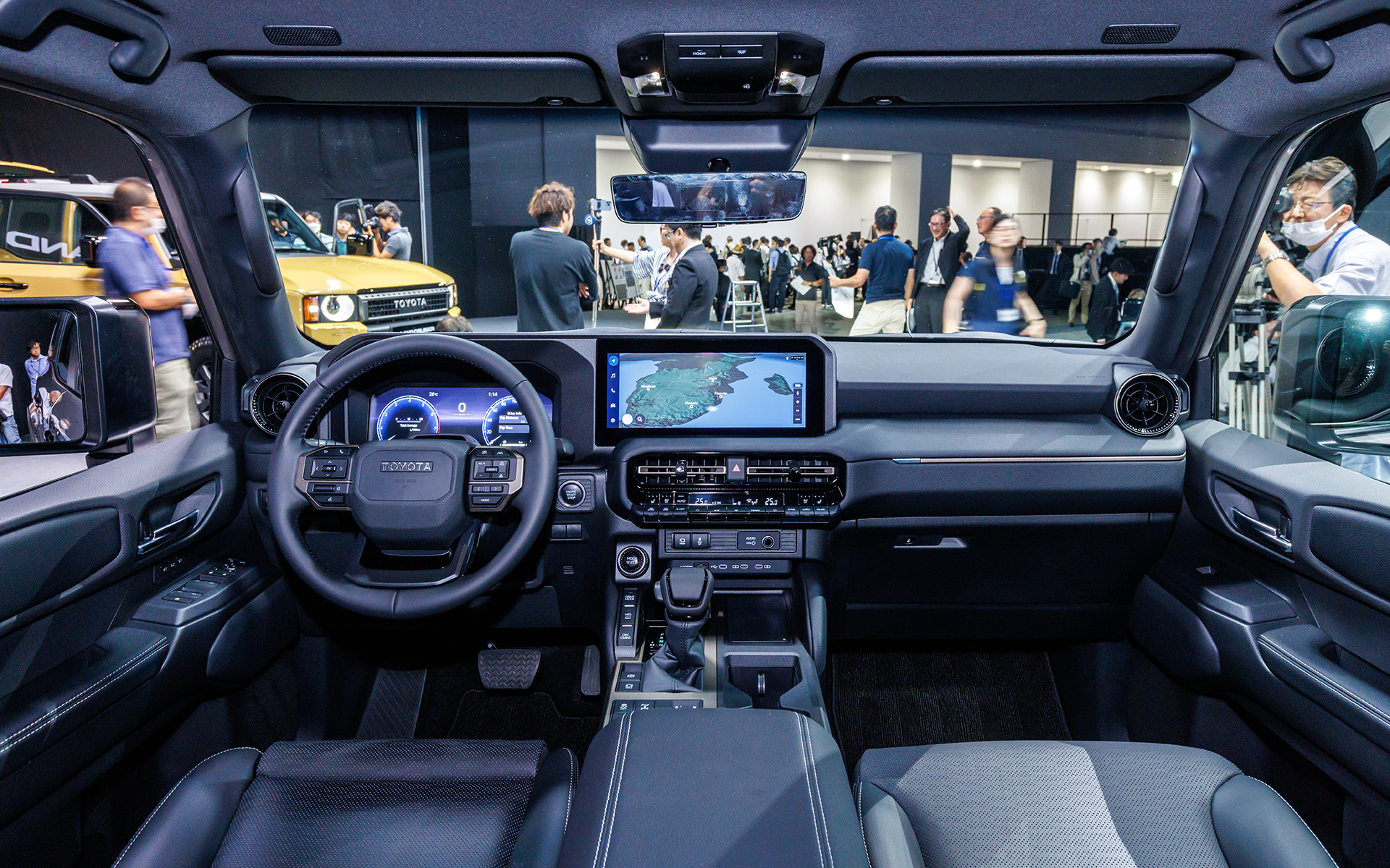 水平基調のインパネ。運転席、助手席とも足下にニーパッドが付く