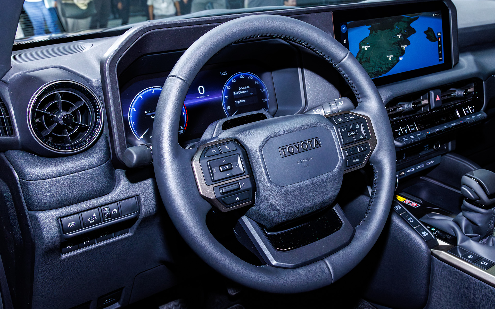 本革巻のステアリング。コラム上部にドライバーモニタリングシステムが付いている。丸形のエアコン吹き出し口は70シリーズからの伝統