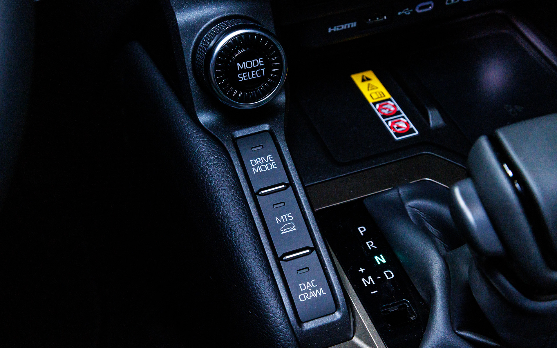 最上段にマルチテレインセレクトのダイヤル。「AUTO」のほか「DIRT」「SAND」「MUD」「DEEP SNOW」「ROCK」が選択できる。なお「L4」（ローレンジ）だけでなく「H4」（ハイレンジ）でも利用可能になった