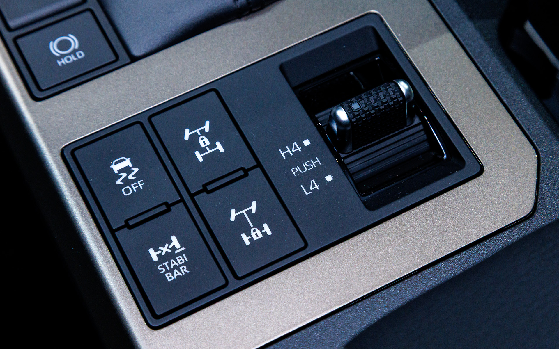 レンジ切り替えやデフロックのスイッチなど。左下にSDMのスイッチがある