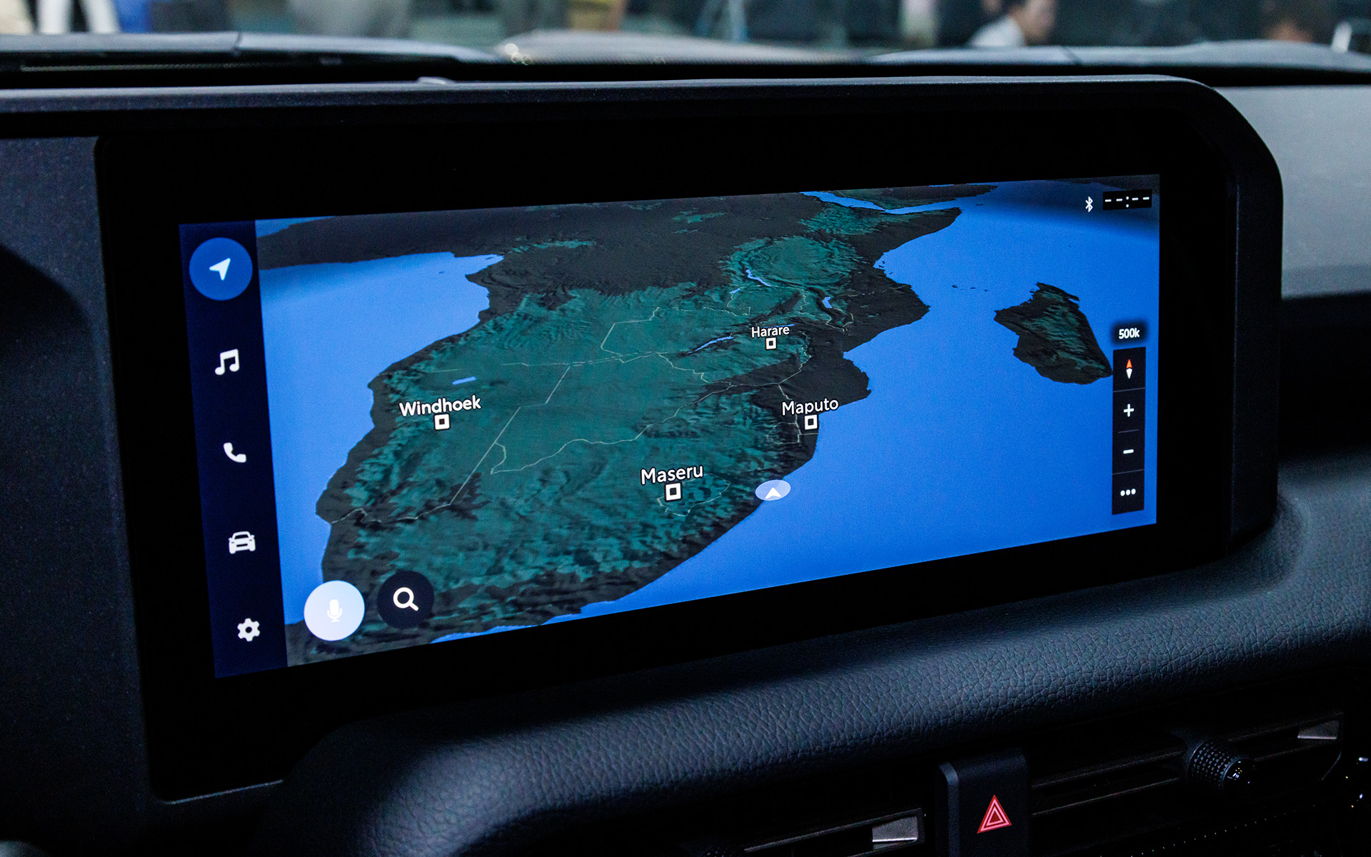 超ワイドなセンターディスプレイ。表示されている地図はナミビアのようだ