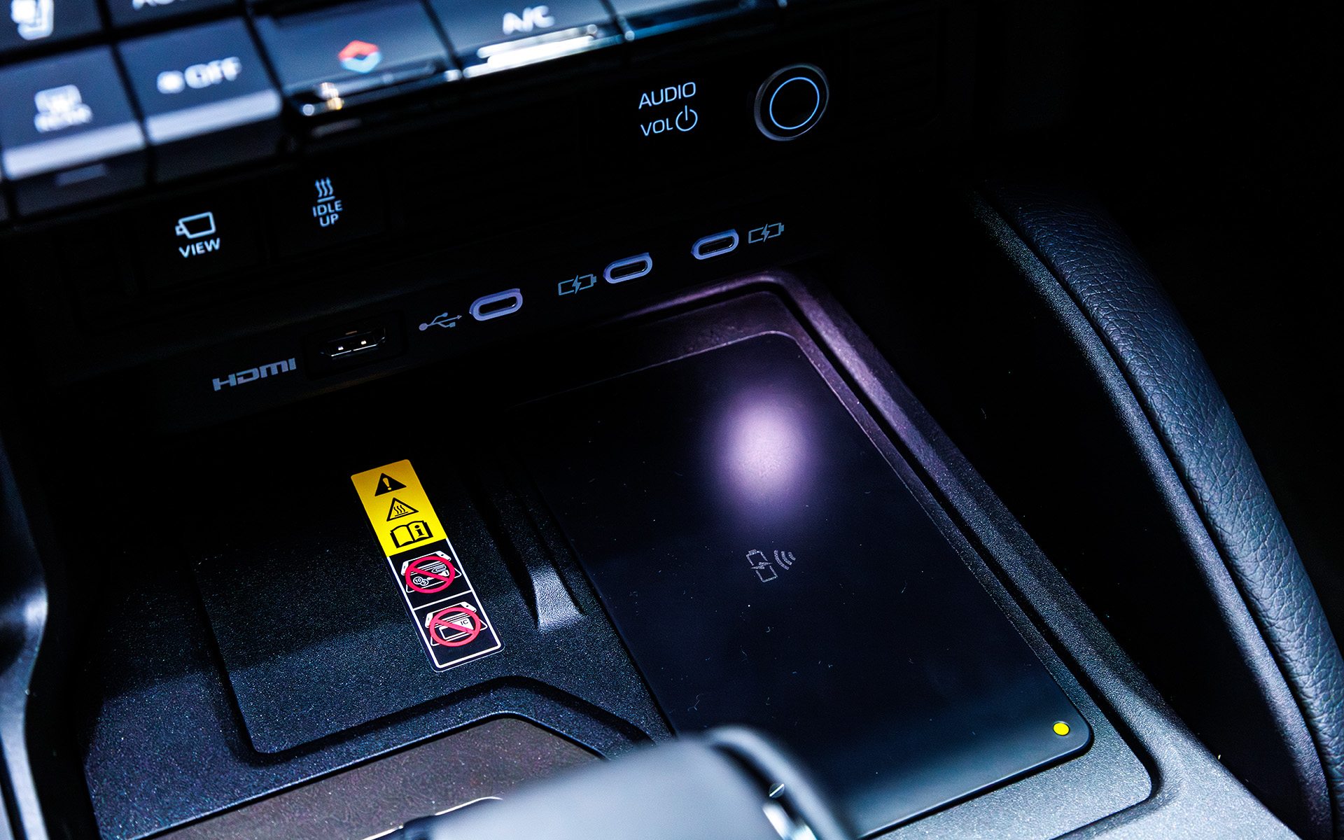 シフトノブ前方にはワイヤレス充電やUSB端子がある