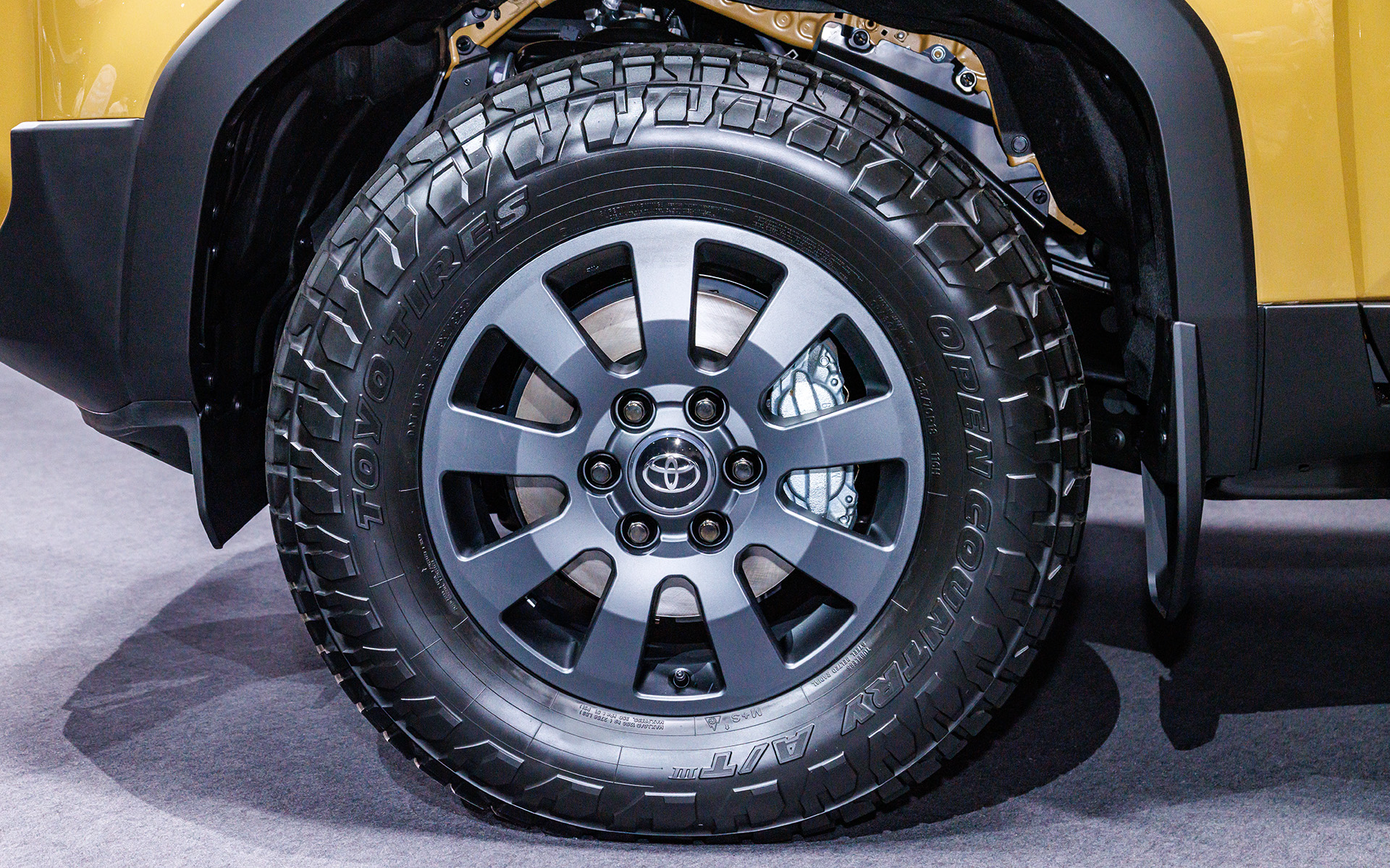 タイヤは角形ライトモデルと同様。サイズも265/70R18