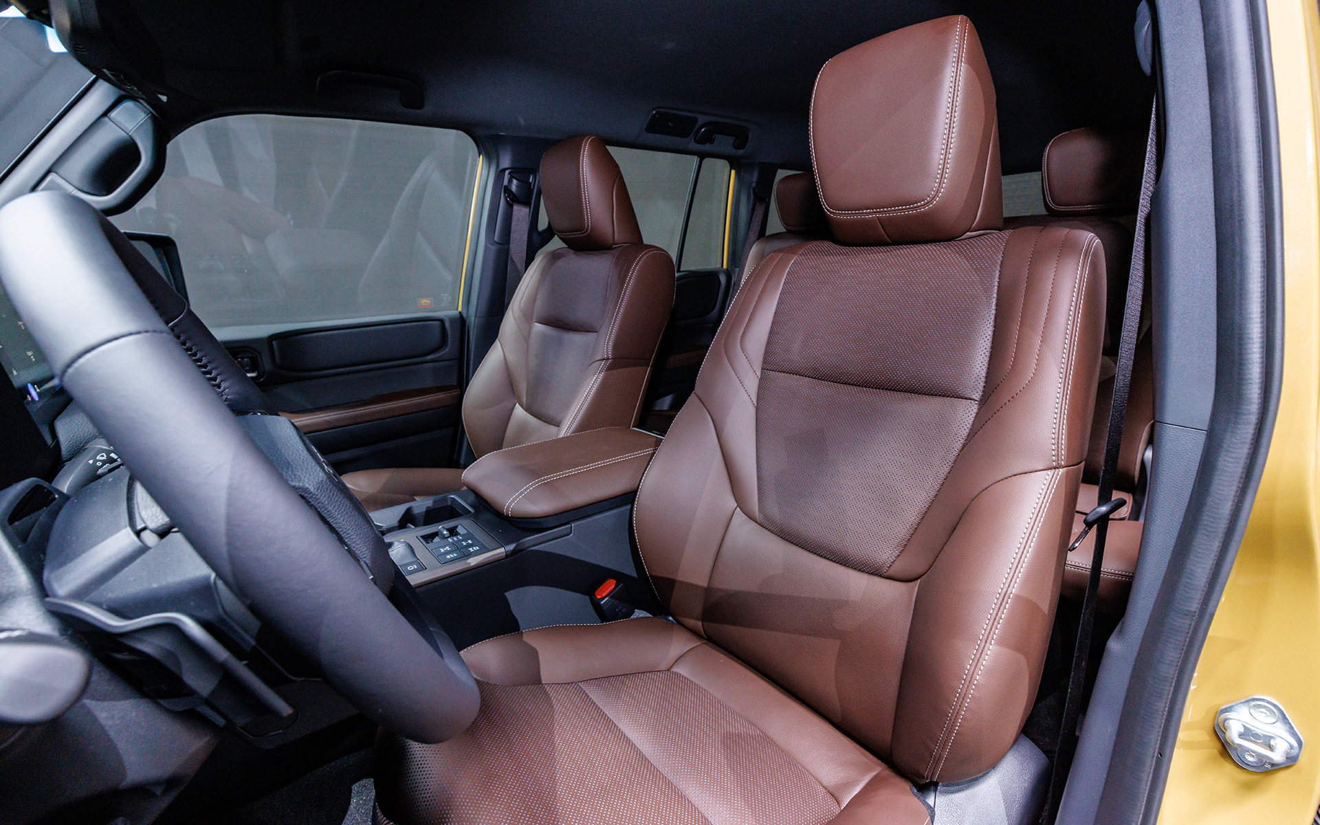 ブラウンカラーのフロントシート