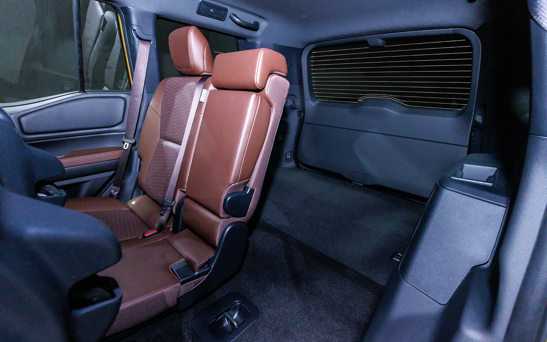 5人乗りなのでサードシートはなし。後方へは従来同様セカンドシートを跳ね上げて乗り込む