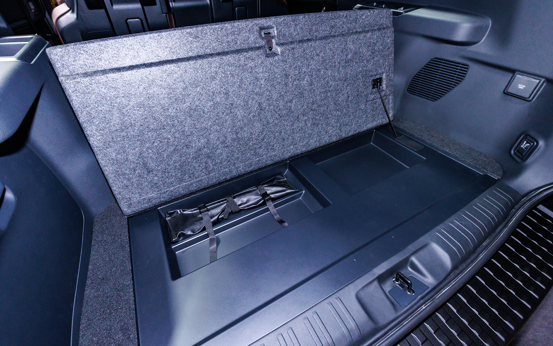 フロア下にはツールなどの収納スペース