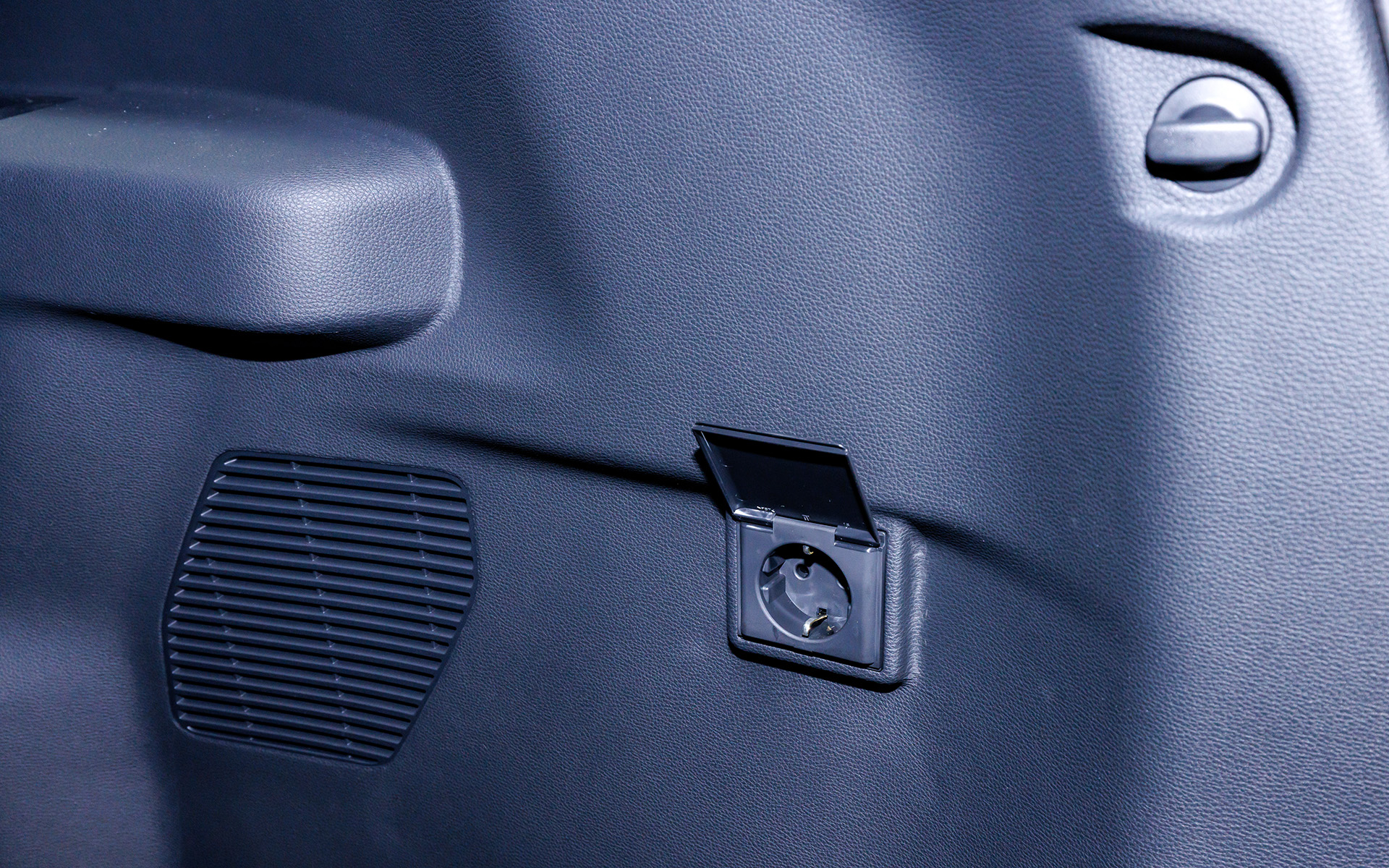 壁面にAC220Vのコンセントが用意されていた。日本仕様は当然100Vになるハズ