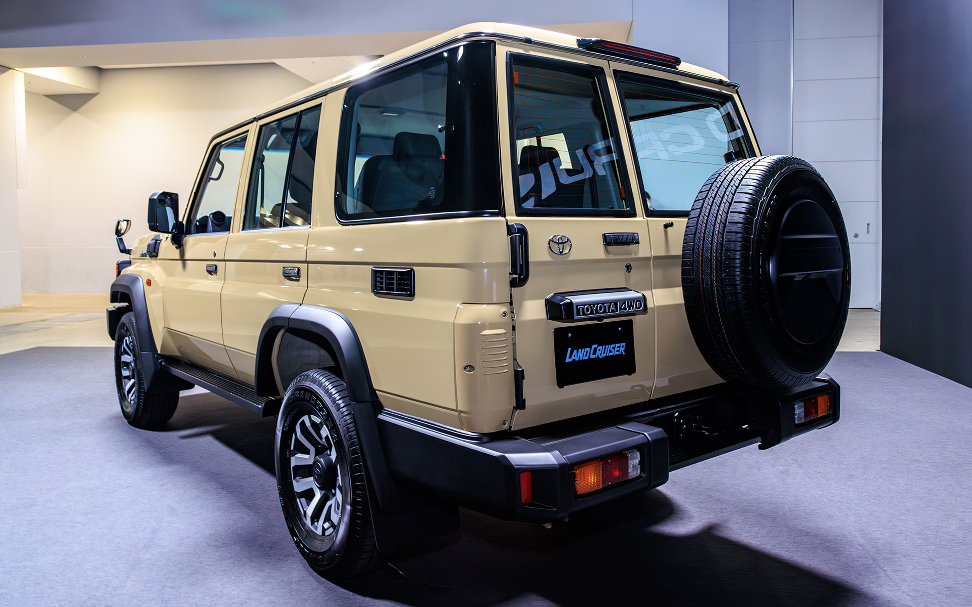 ボディサイズは4890×1870×1920mm（全長×全幅×全高）。ホイールベースは2730mm