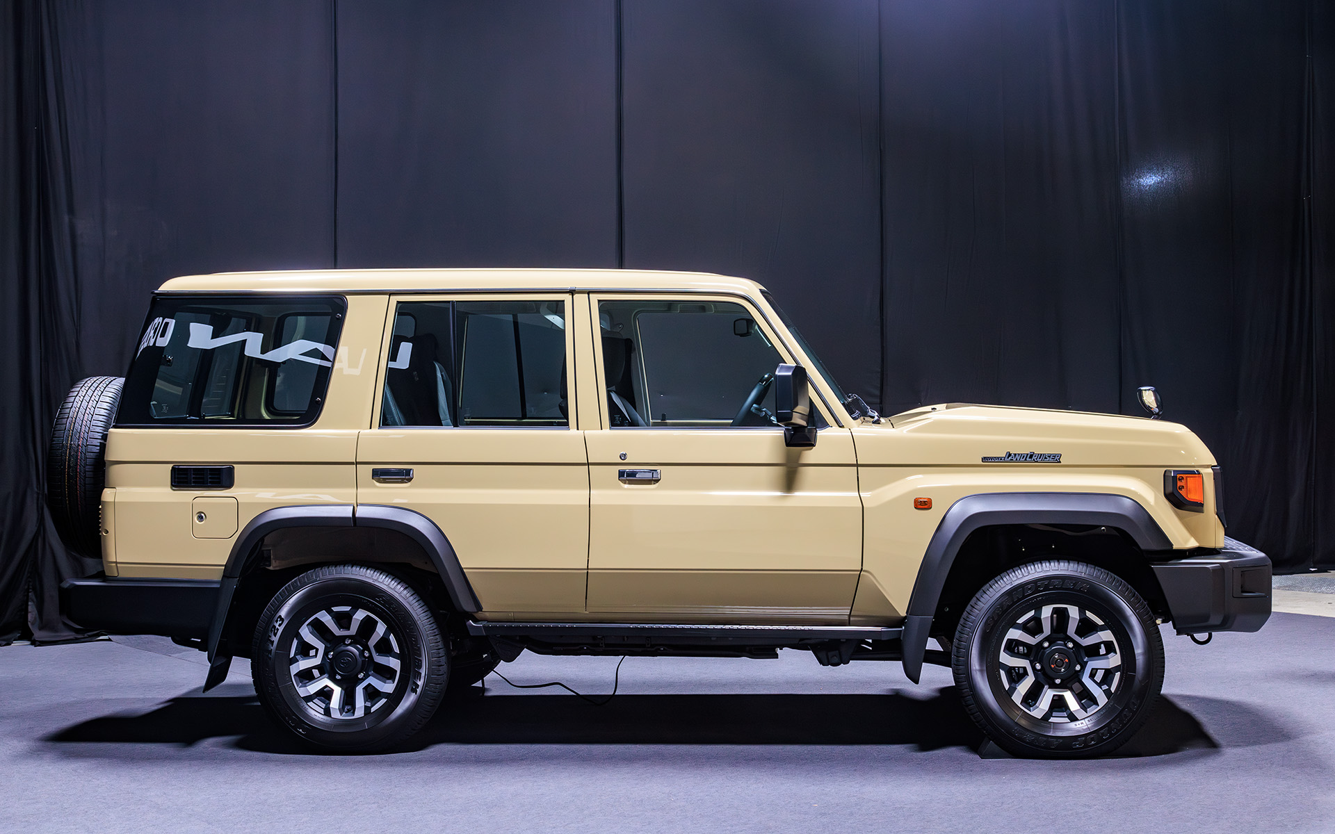 ボディサイズは4890×1870×1920mm（全長×全幅×全高）。ホイールベースは2730mm