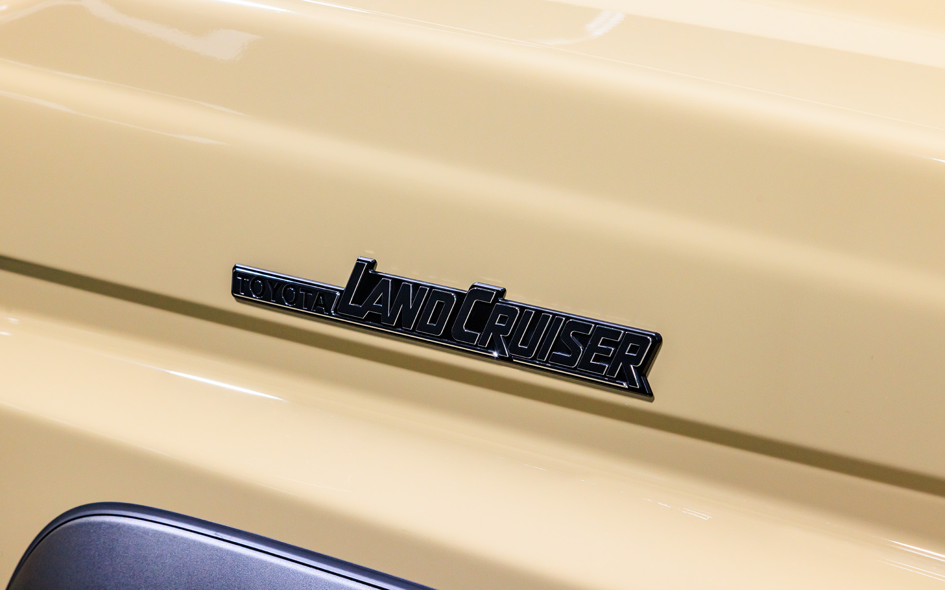 フェンダー部にあるランドクルーザーバッジ