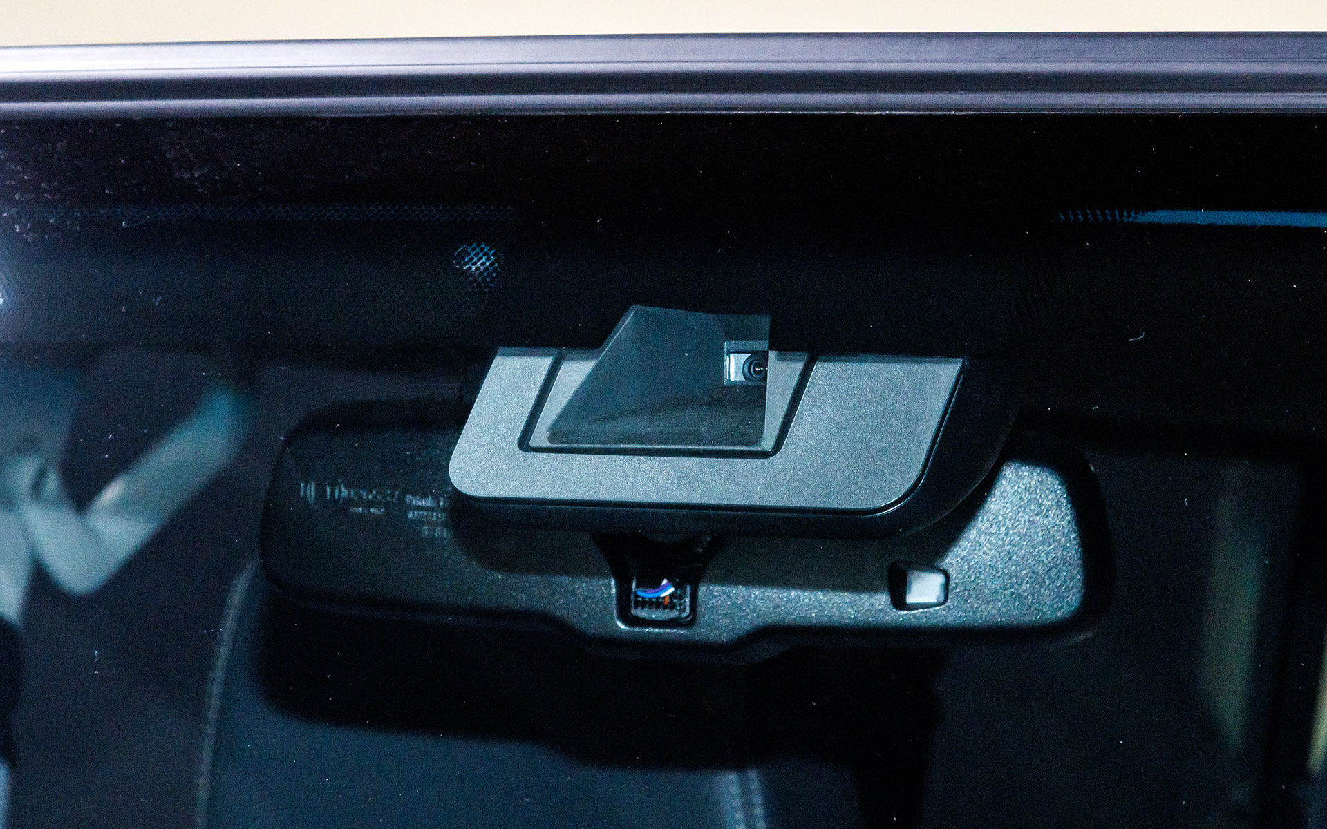 フロントウィンドウ上部にカメラ、フロントグリルにセンサーがあることからトヨタセーフティセンスを装備しているようだ