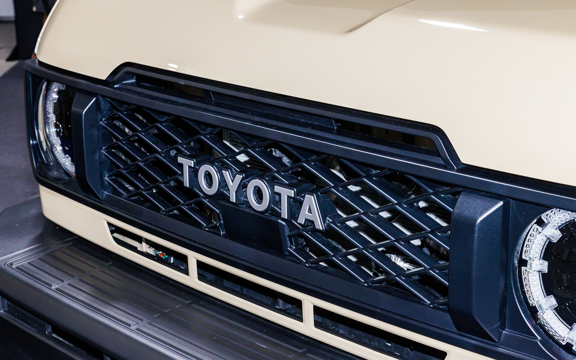 フロントウィンドウ上部にカメラ、フロントグリルにセンサーがあることからトヨタセーフティセンスを装備しているようだ