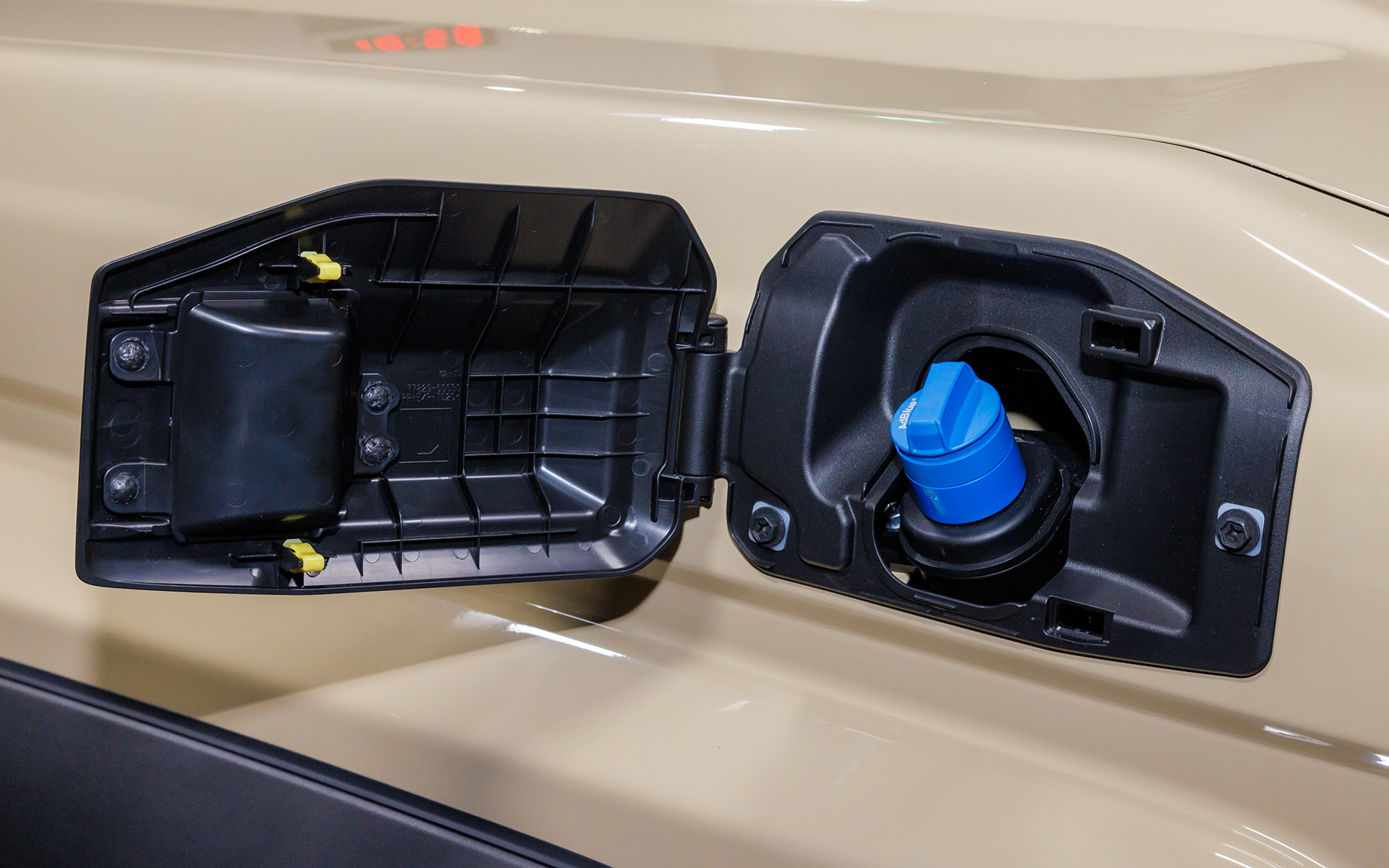 左フロントフェンダー部に尿素水溶液「AdBlue（アドブルー）」の投入口がある。この位置に配置したのはユーザーによるメンテナンスを可能とするため。タンク本体はトランスミッション横に配置されているという