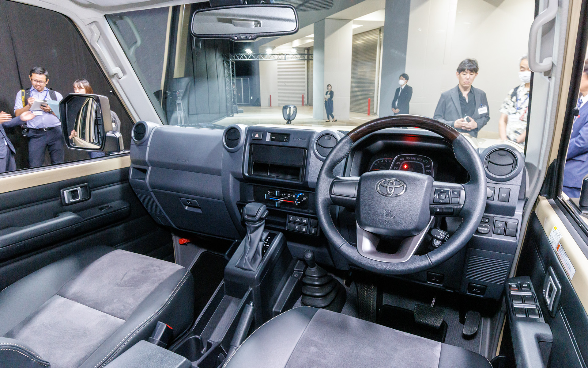 レバー式クーラーや見慣れたボタン類が並ぶ70シリーズ伝統のインパネ。ステアリングがウッドコンビタイプになっているが、ACCのスイッチは用意されておらず昔ながらのクルーズコントロールレバーがある