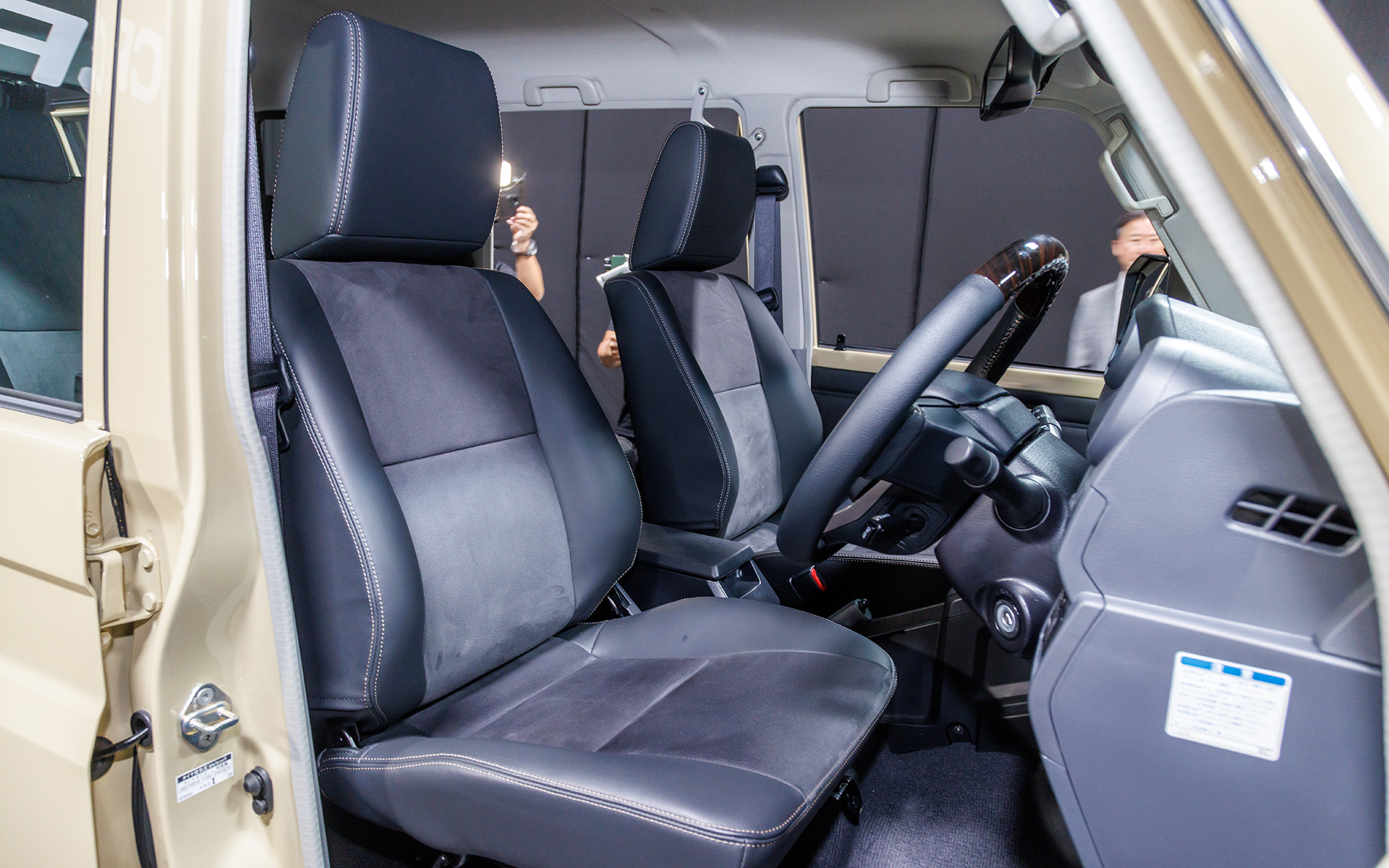 豪華な表皮を採用したフロントシート。ただし電動調整機構はない