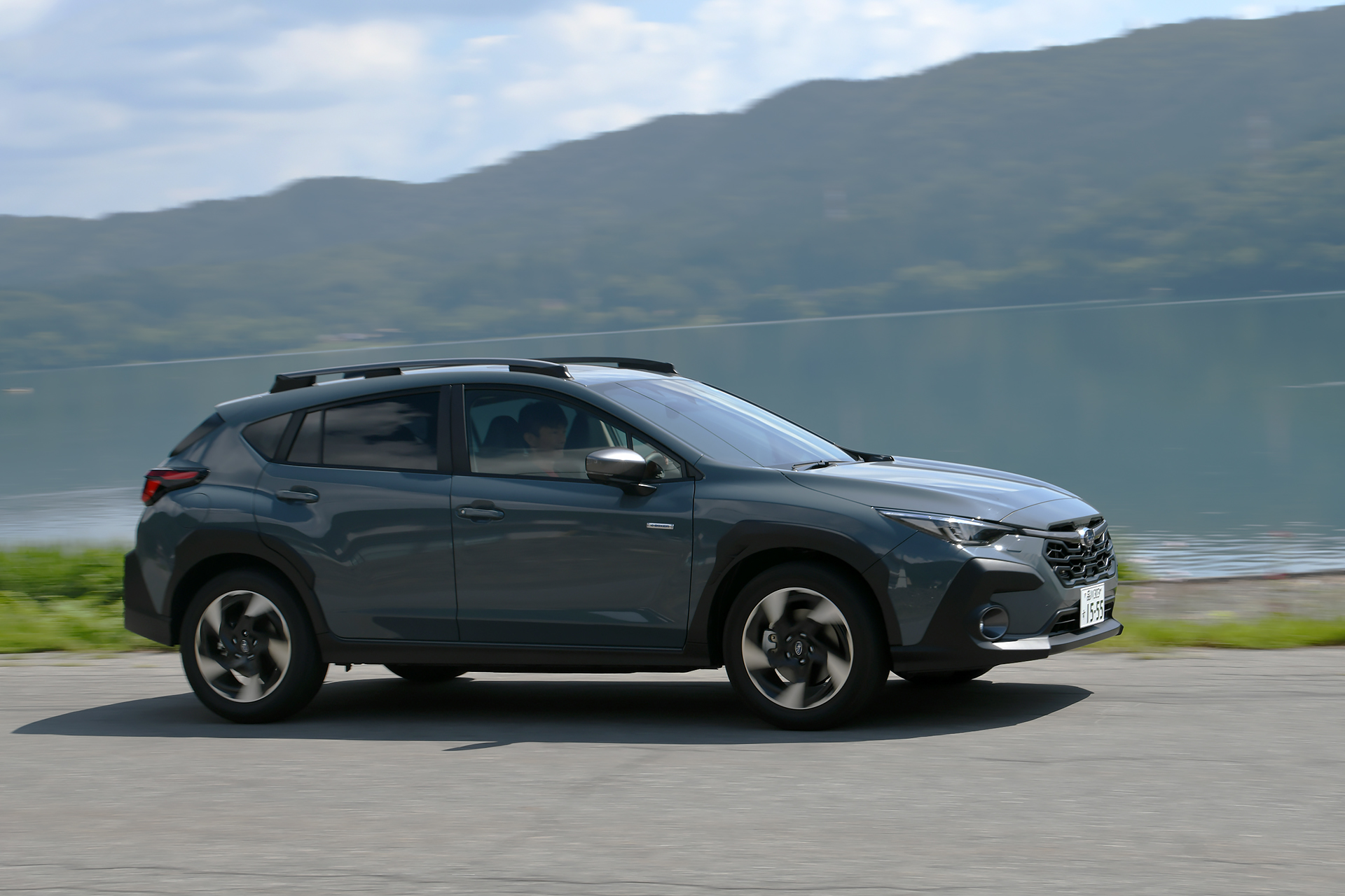 スバル独自のシンメトリカルAWDをベースとした本格的なSUV性能を持ち、シートの固定構造の変更や、高減衰マスチックによるルーフの共振抑制/音の収束性向上により、快適な乗り心地を実現。「スバルグローバルプラットフォーム」をさらに進化させるとともに、ボディ全体の骨格部材を強固に組み立ててから、外板パネルを溶接する「フルインナーフレーム構造」を採用することで、サスペンションやエンジンマウントが本来の機能をあますことなく発揮できるようにし、操縦安定性を向上させるとともに路面からの振動の収束性を高め、質感が高くフラットで快適な乗り心地とした