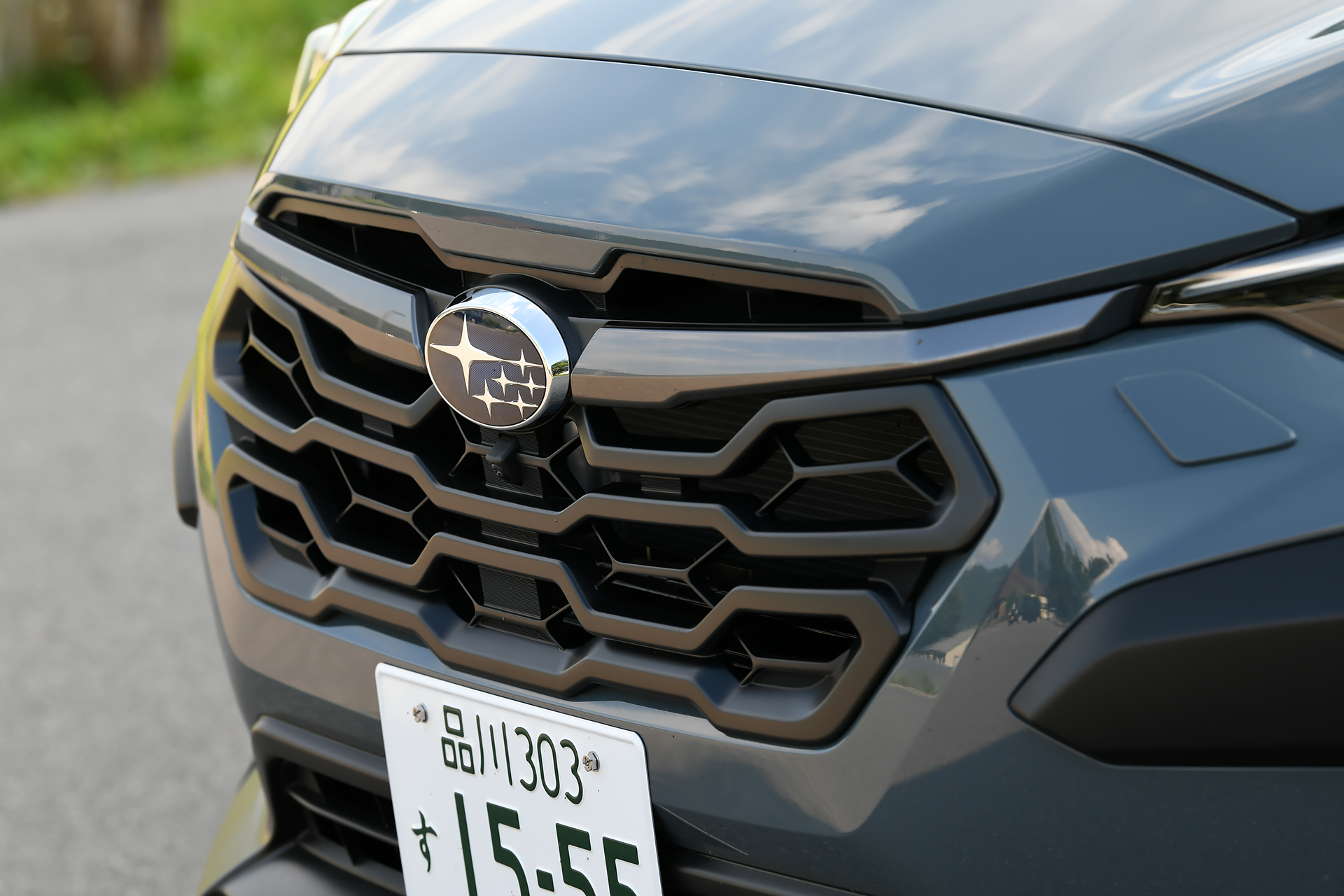 エクステリアはクロスオーバーSUVとしての頼もしさと、ラフロードもダイナミックに走り抜けるような、身軽で躍動的なスタイリングを表現。足下の18インチアルミホイール（ダークメタリック塗装＋切削光輝）には、オールシーズンタイヤとなるファルケン「ZIEX ZE001A/S」を装着