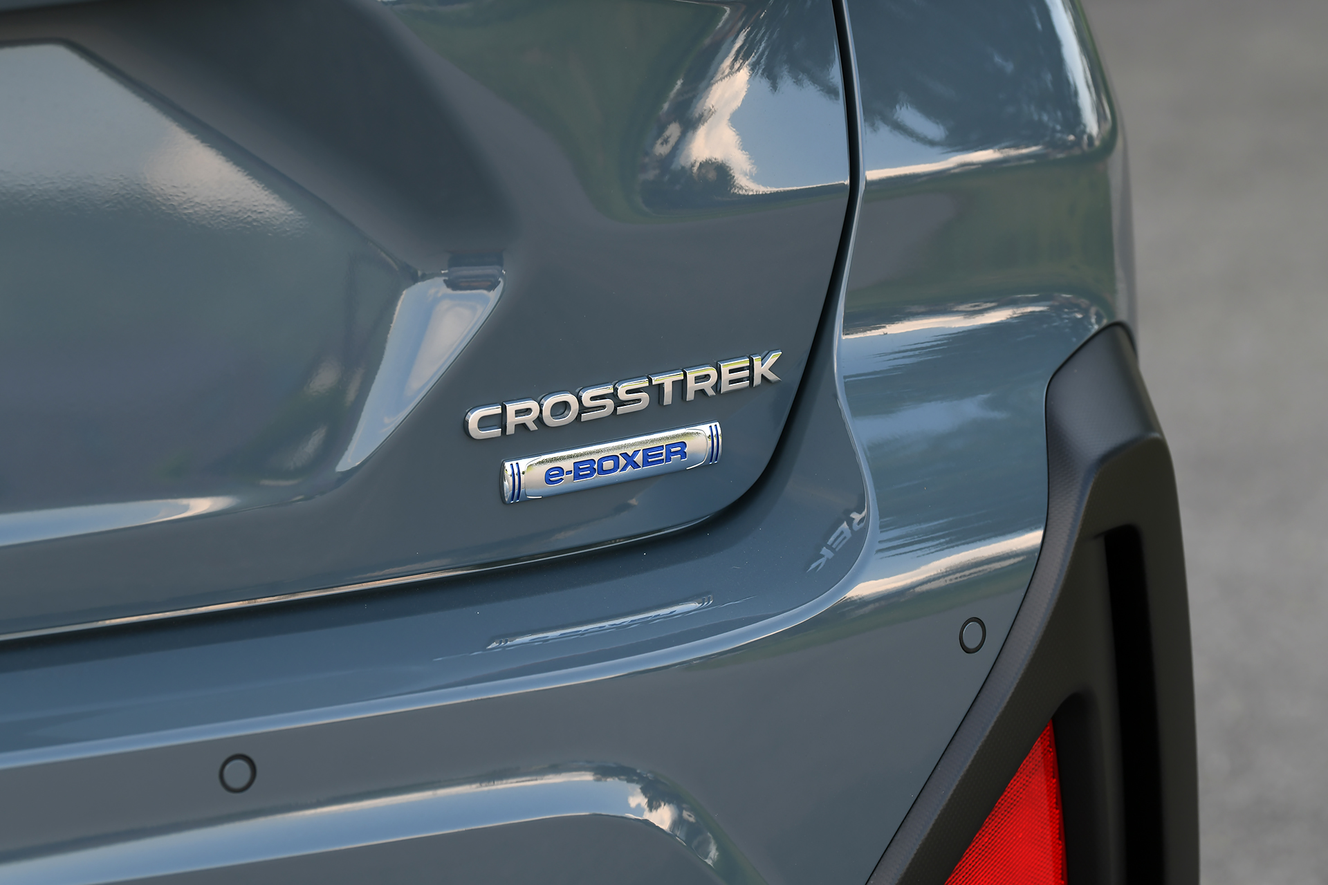 エクステリアはクロスオーバーSUVとしての頼もしさと、ラフロードもダイナミックに走り抜けるような、身軽で躍動的なスタイリングを表現。足下の18インチアルミホイール（ダークメタリック塗装＋切削光輝）には、オールシーズンタイヤとなるファルケン「ZIEX ZE001A/S」を装着