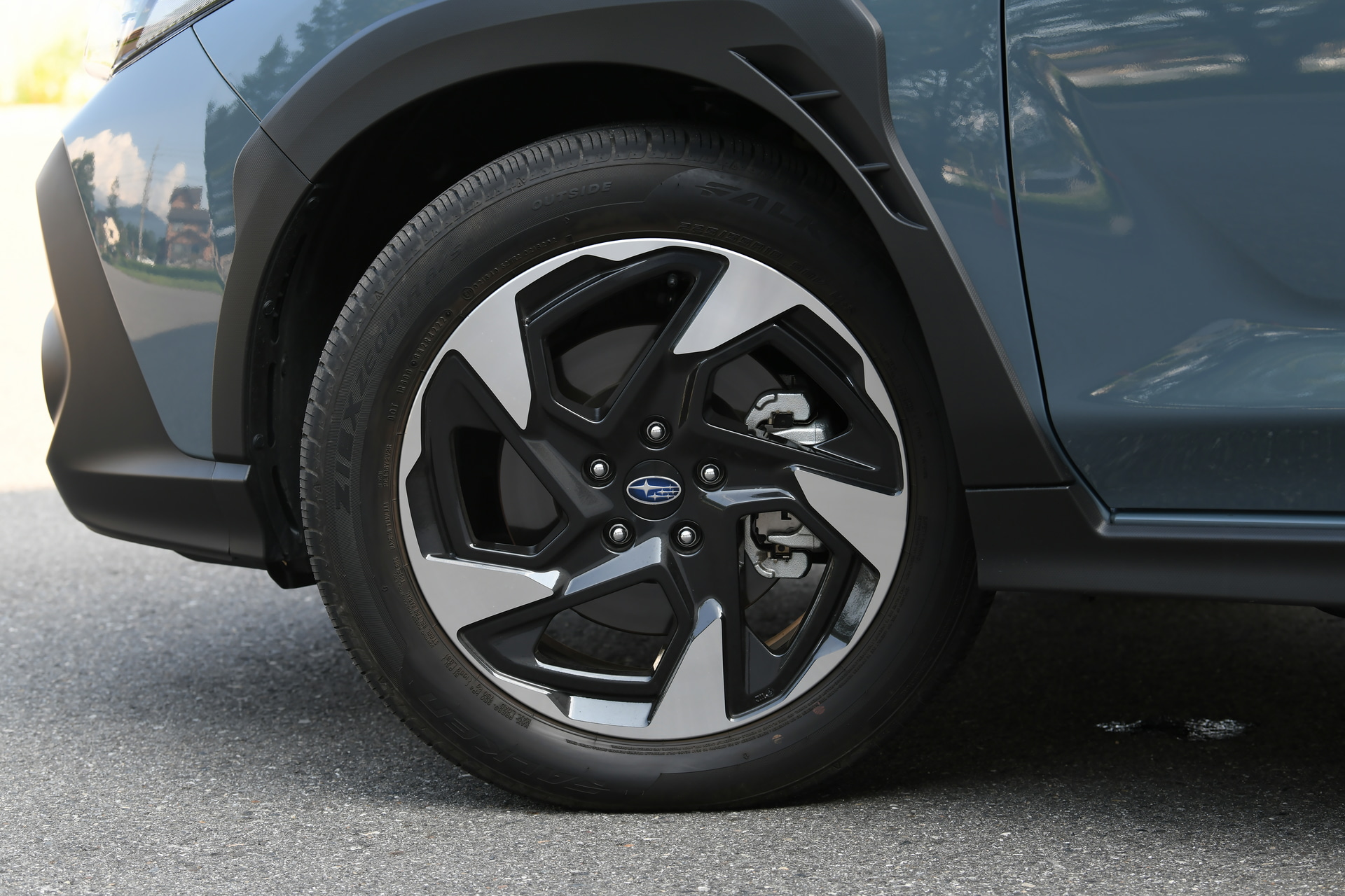 エクステリアはクロスオーバーSUVとしての頼もしさと、ラフロードもダイナミックに走り抜けるような、身軽で躍動的なスタイリングを表現。足下の18インチアルミホイール（ダークメタリック塗装＋切削光輝）には、オールシーズンタイヤとなるファルケン「ZIEX ZE001A/S」を装着