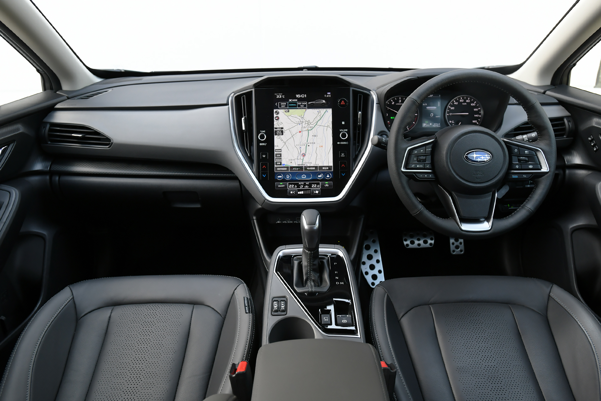 オプションの11.6インチセンターインフォメーションディスプレイ＆インフォテインメントシステムを標準装備。シートはオプションのブラックとグレーの本革（シルバーステッチ）。ステアリングヒーターとフロントシートヒーター、サンルーフもオプション装着アイテムとなる。リアにはType-AとType-CのUSB電源が設定されるが、エアコンダクトは設定されない