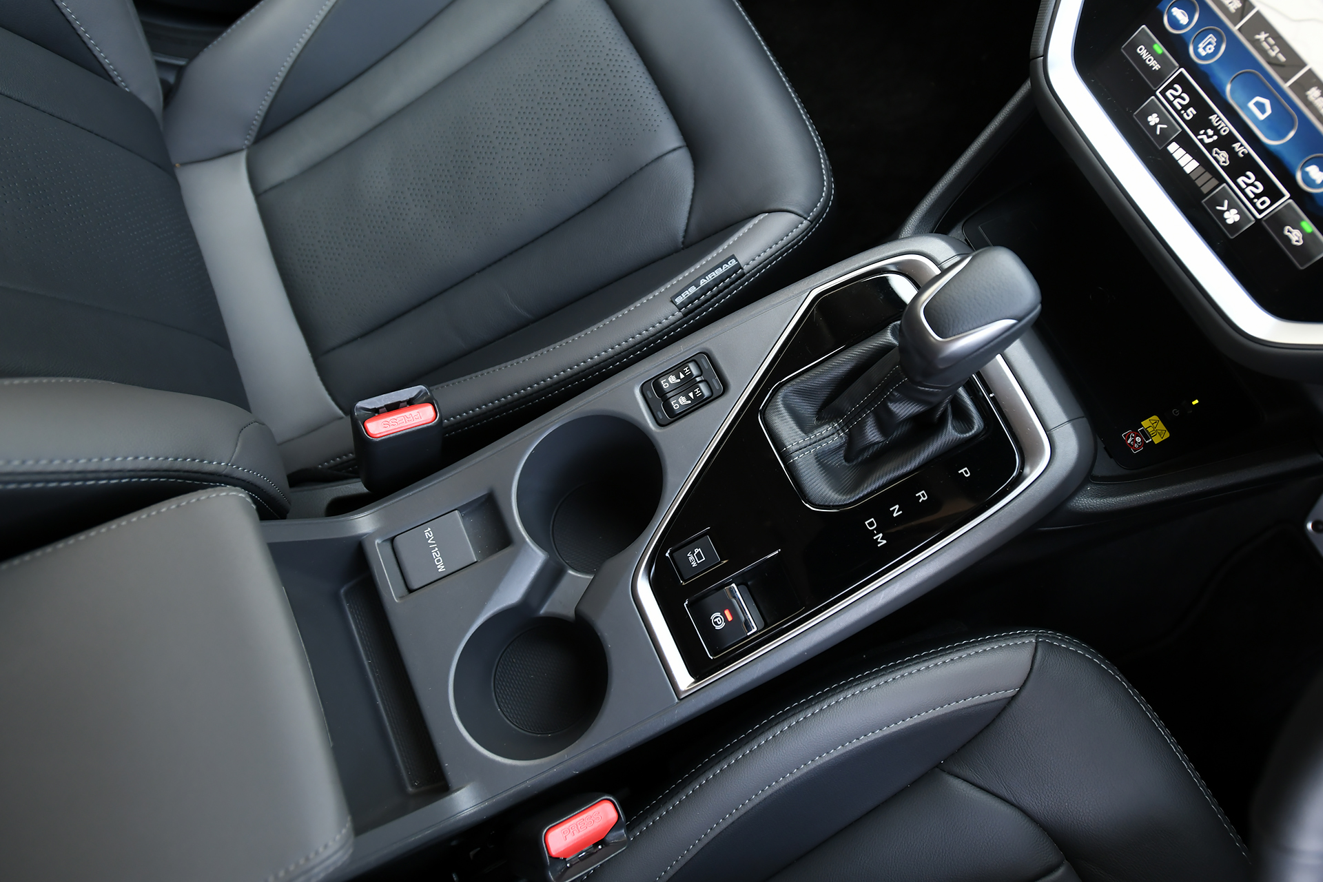 オプションの11.6インチセンターインフォメーションディスプレイ＆インフォテインメントシステムを標準装備。シートはオプションのブラックとグレーの本革（シルバーステッチ）。ステアリングヒーターとフロントシートヒーター、サンルーフもオプション装着アイテムとなる。リアにはType-AとType-CのUSB電源が設定されるが、エアコンダクトは設定されない