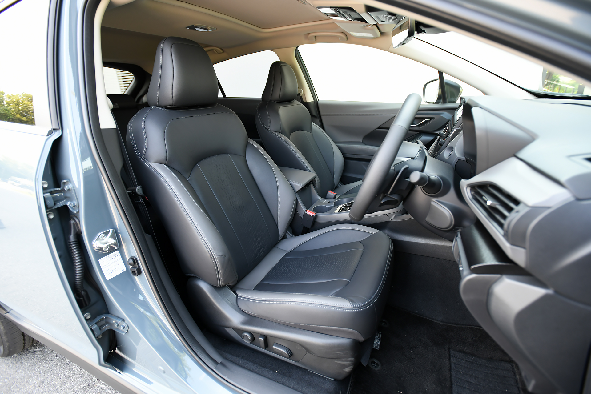 オプションの11.6インチセンターインフォメーションディスプレイ＆インフォテインメントシステムを標準装備。シートはオプションのブラックとグレーの本革（シルバーステッチ）。ステアリングヒーターとフロントシートヒーター、サンルーフもオプション装着アイテムとなる。リアにはType-AとType-CのUSB電源が設定されるが、エアコンダクトは設定されない