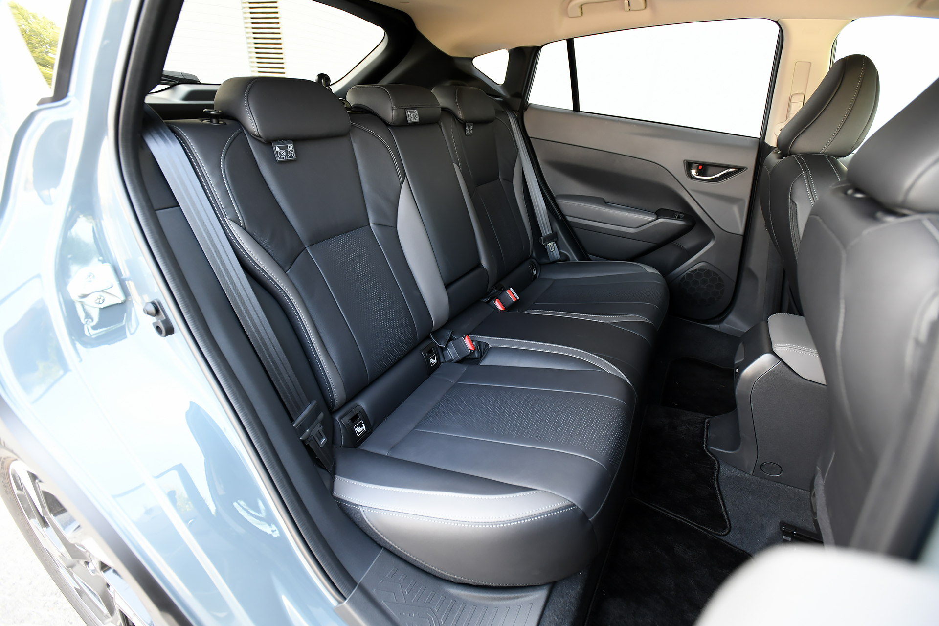 オプションの11.6インチセンターインフォメーションディスプレイ＆インフォテインメントシステムを標準装備。シートはオプションのブラックとグレーの本革（シルバーステッチ）。ステアリングヒーターとフロントシートヒーター、サンルーフもオプション装着アイテムとなる。リアにはType-AとType-CのUSB電源が設定されるが、エアコンダクトは設定されない