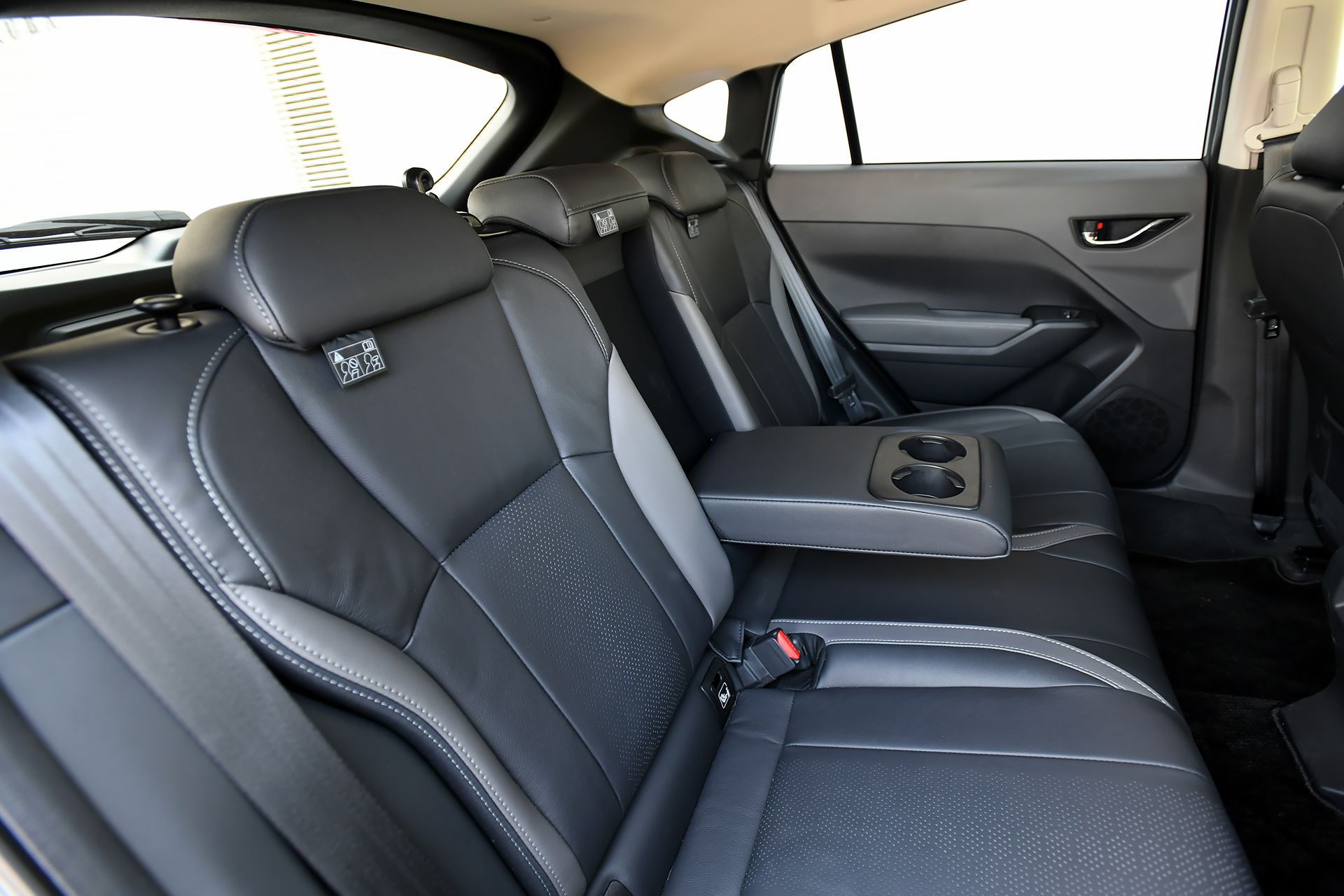 オプションの11.6インチセンターインフォメーションディスプレイ＆インフォテインメントシステムを標準装備。シートはオプションのブラックとグレーの本革（シルバーステッチ）。ステアリングヒーターとフロントシートヒーター、サンルーフもオプション装着アイテムとなる。リアにはType-AとType-CのUSB電源が設定されるが、エアコンダクトは設定されない