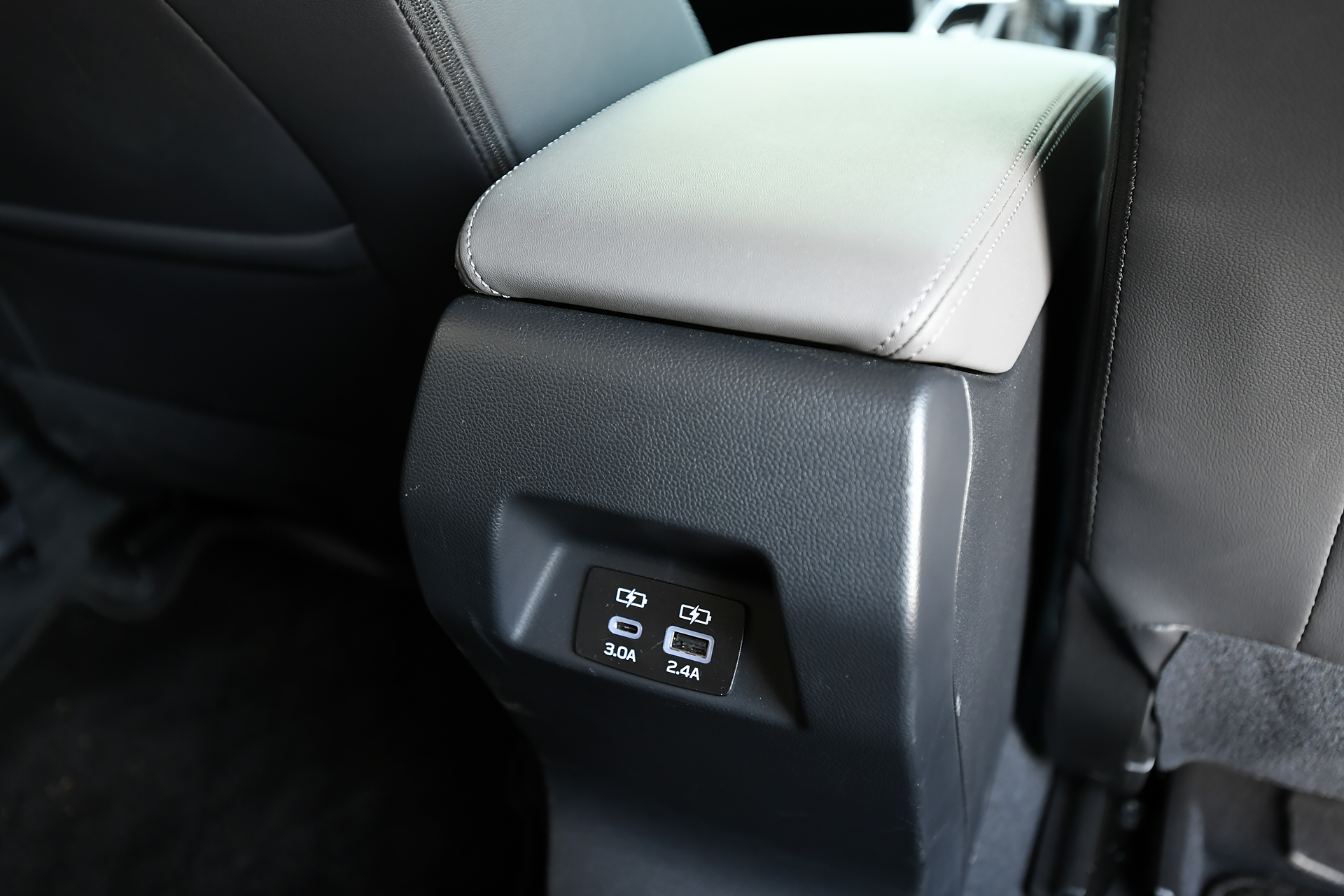 オプションの11.6インチセンターインフォメーションディスプレイ＆インフォテインメントシステムを標準装備。シートはオプションのブラックとグレーの本革（シルバーステッチ）。ステアリングヒーターとフロントシートヒーター、サンルーフもオプション装着アイテムとなる。リアにはType-AとType-CのUSB電源が設定されるが、エアコンダクトは設定されない