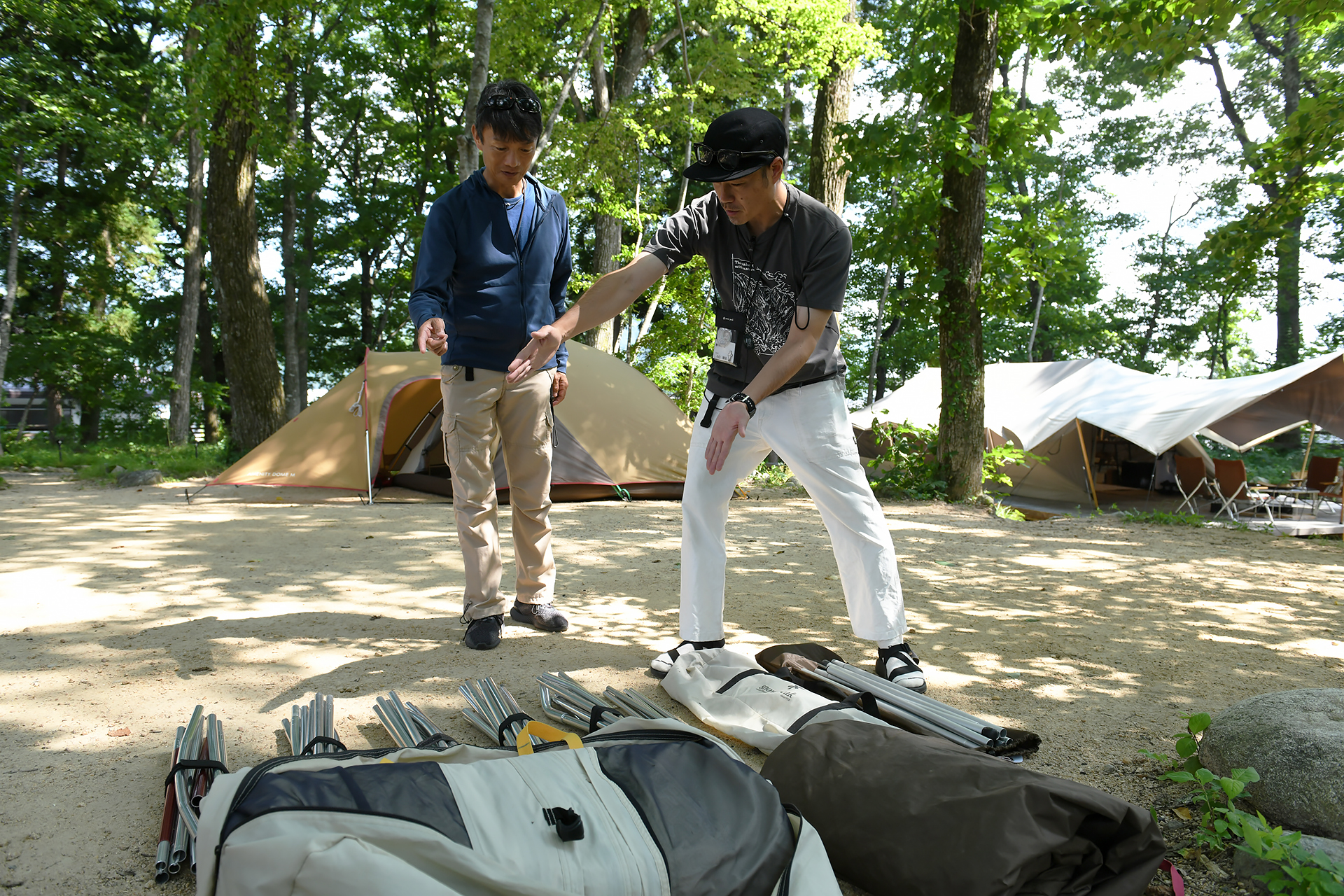 今回はランドステーション白馬の小山さんに設営アドバイスをしていただいた。「手ぶらCAMP」のいいところは、キャンプの得意なスタッフが一緒に設営を手伝ってくれるところ。初めてでも安心してキャンプを楽しめる