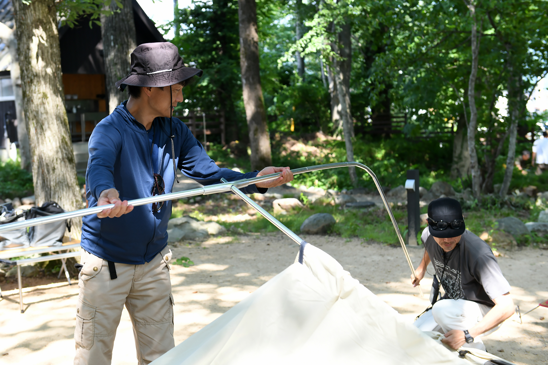 小山さんに手ほどきをしてもらい、「子供にはきっといい思い出になりそう」と思いながら、着々と設営を進める