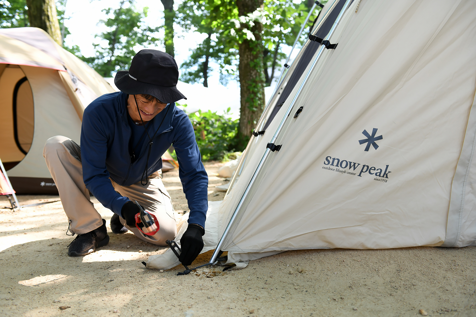 小山さんに手ほどきをしてもらい、「子供にはきっといい思い出になりそう」と思いながら、着々と設営を進める